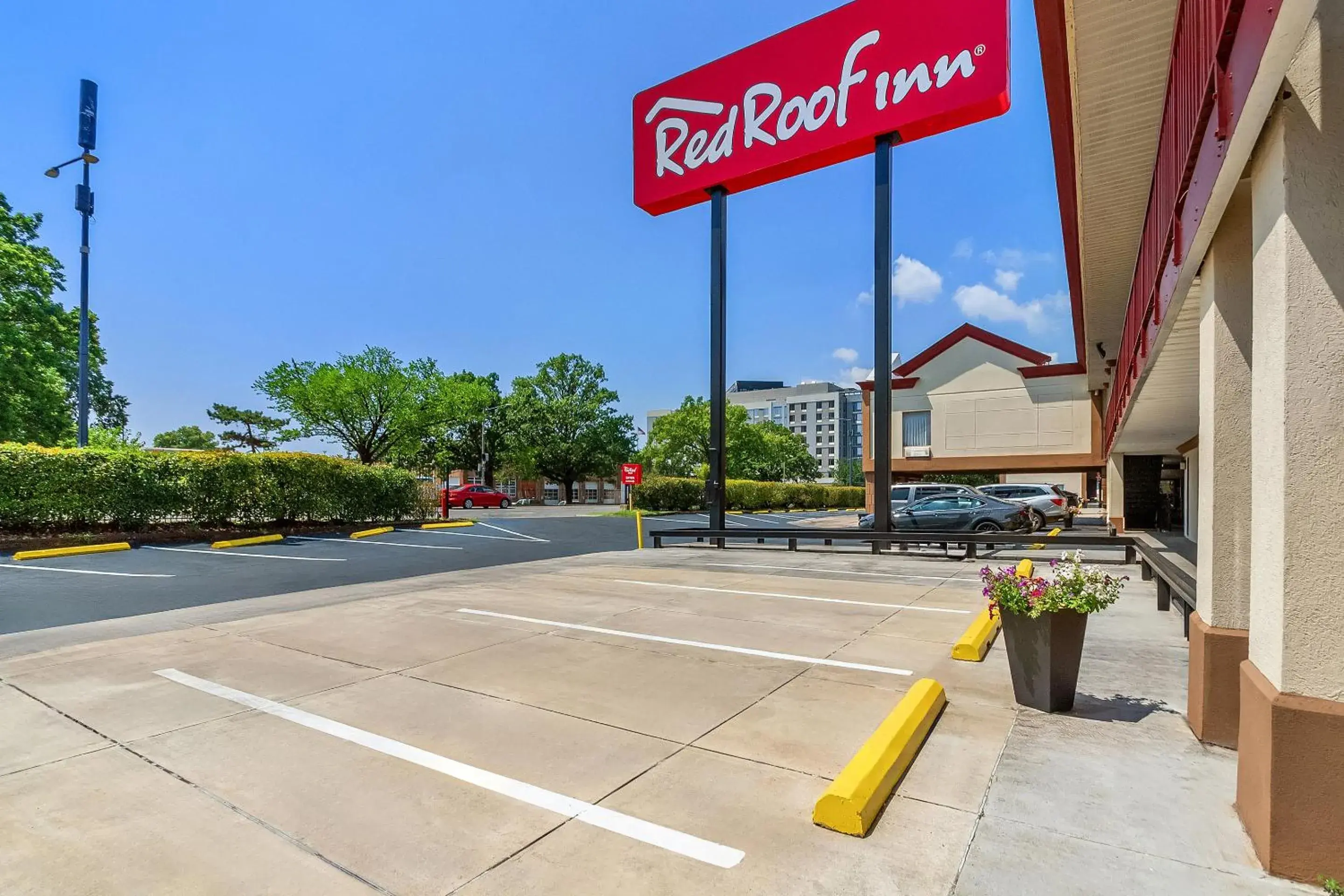 Property building in Red Roof Inn Washington, DC Property building in Red Roof Inn Washington, DC