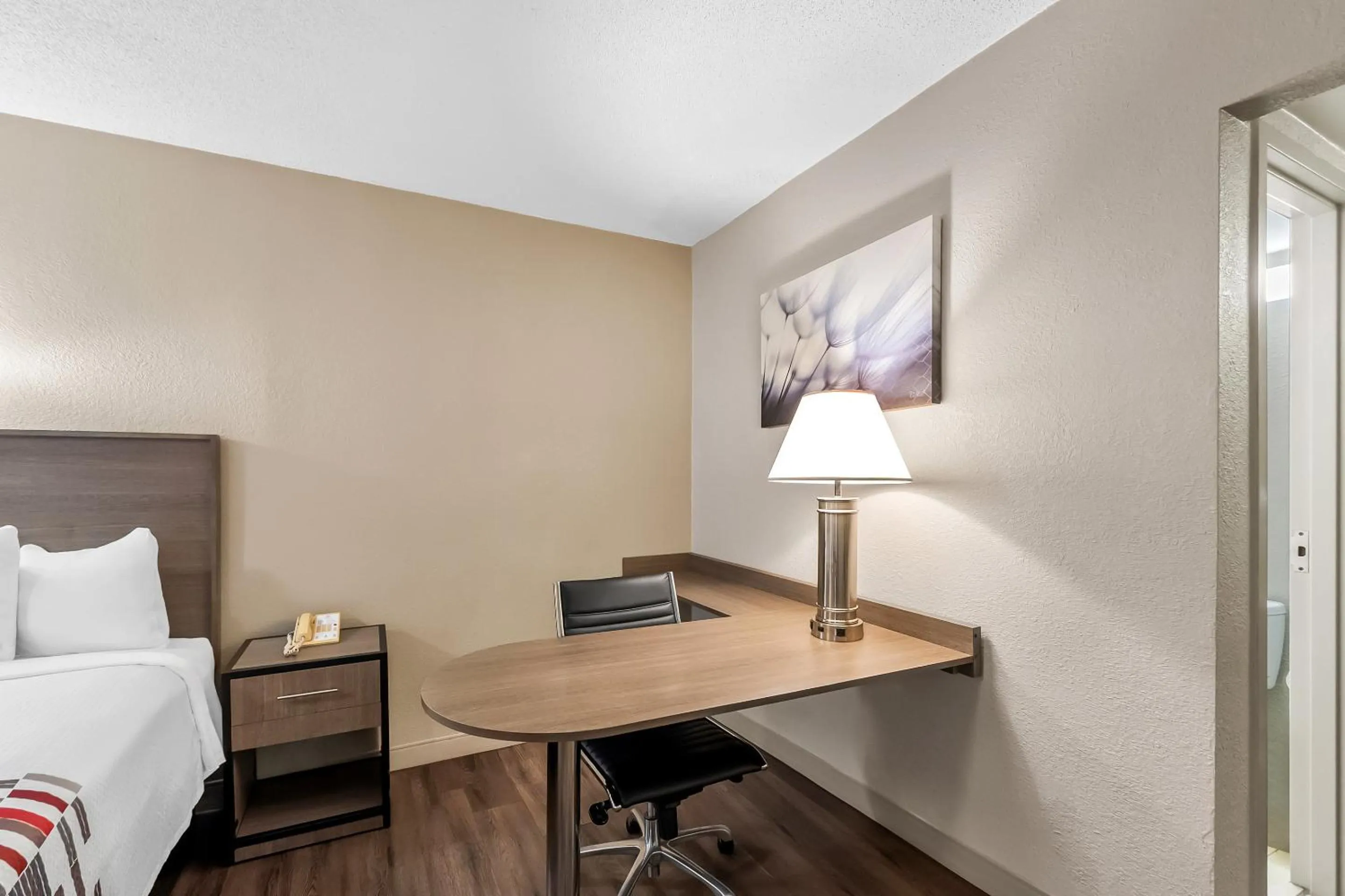 Bedroom, Bed in Red Roof Inn Washington, DC