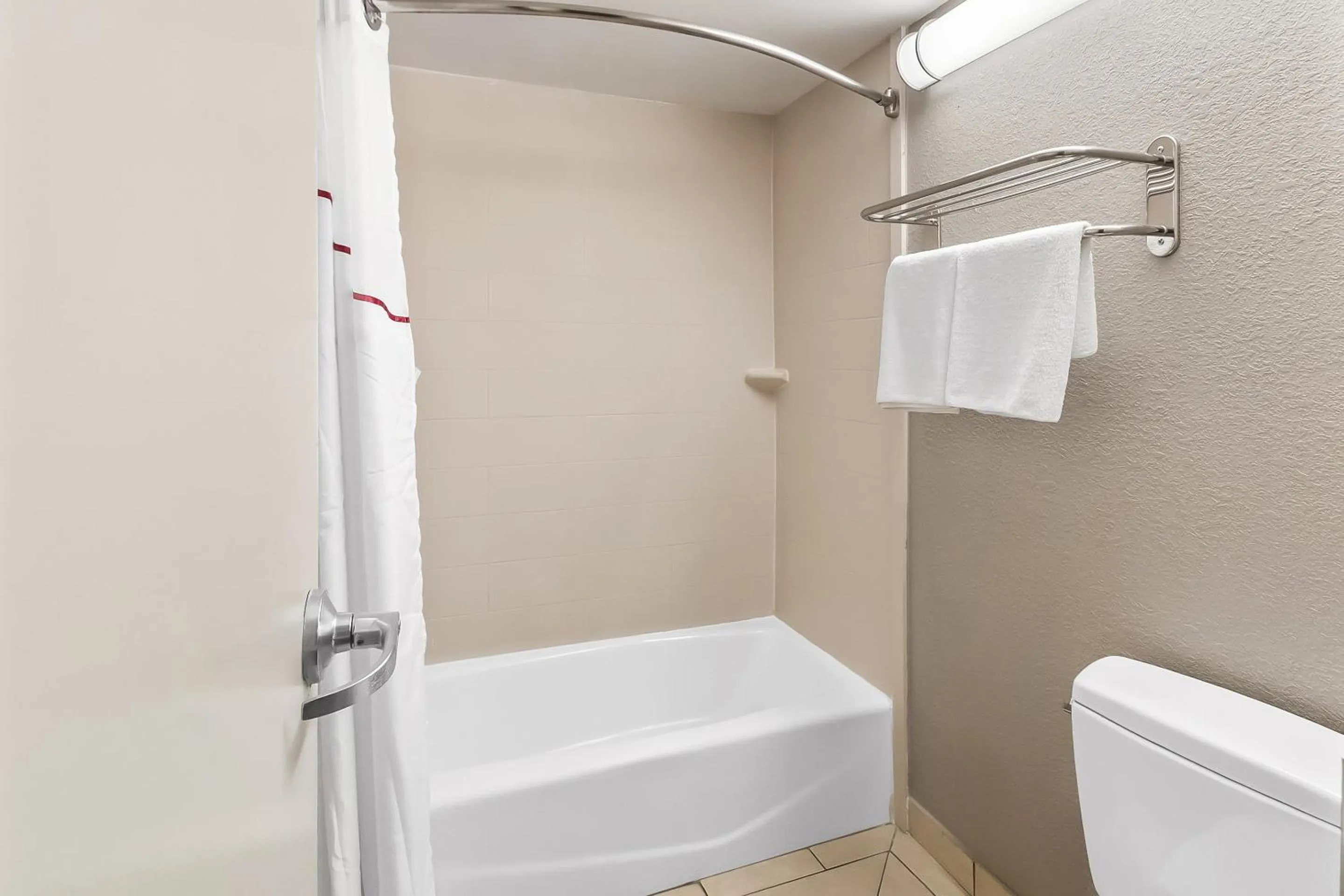 Bathroom in Red Roof Inn Washington, DC