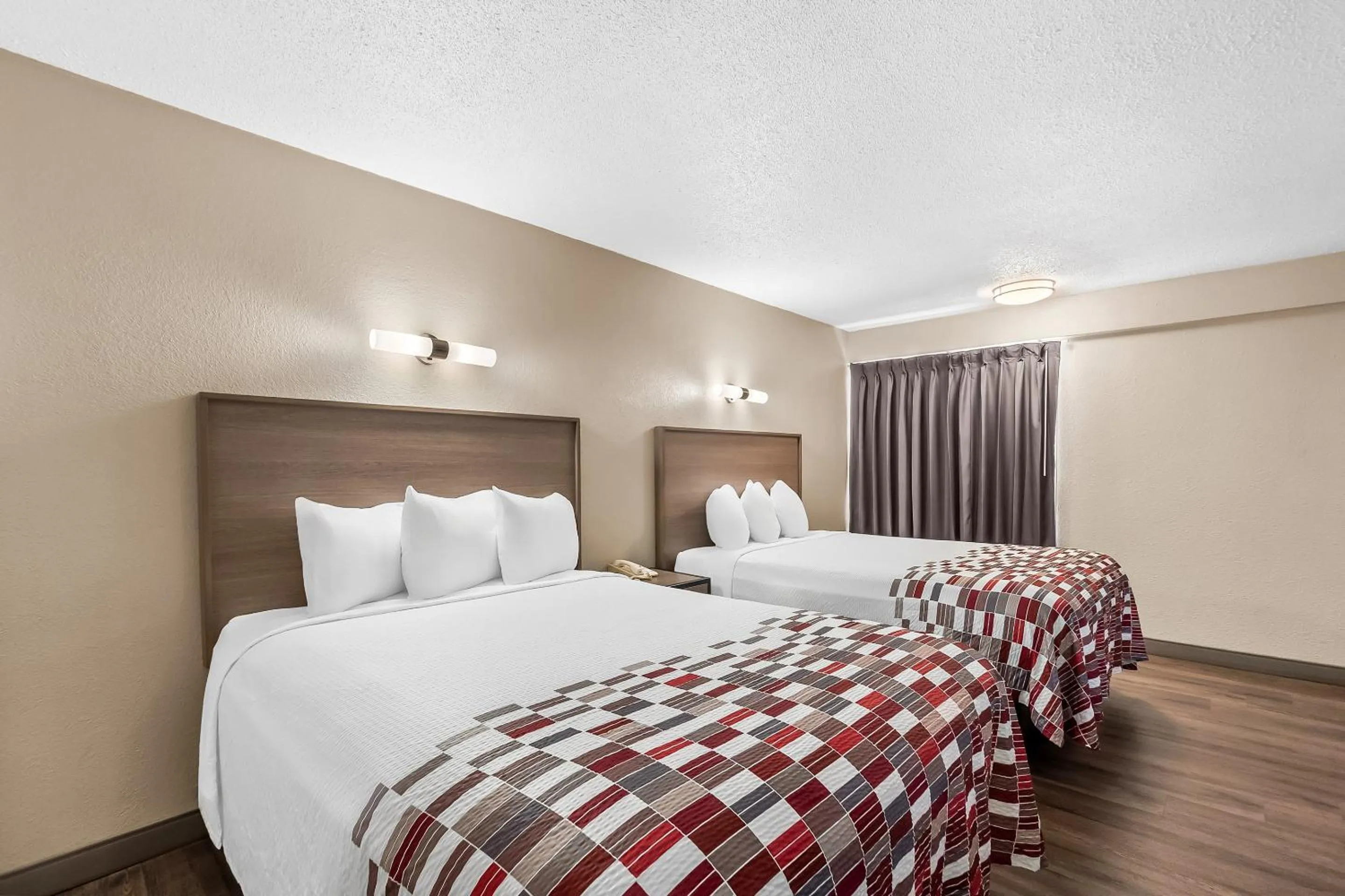 Photo of the whole room, Bed in Red Roof Inn Washington, DC