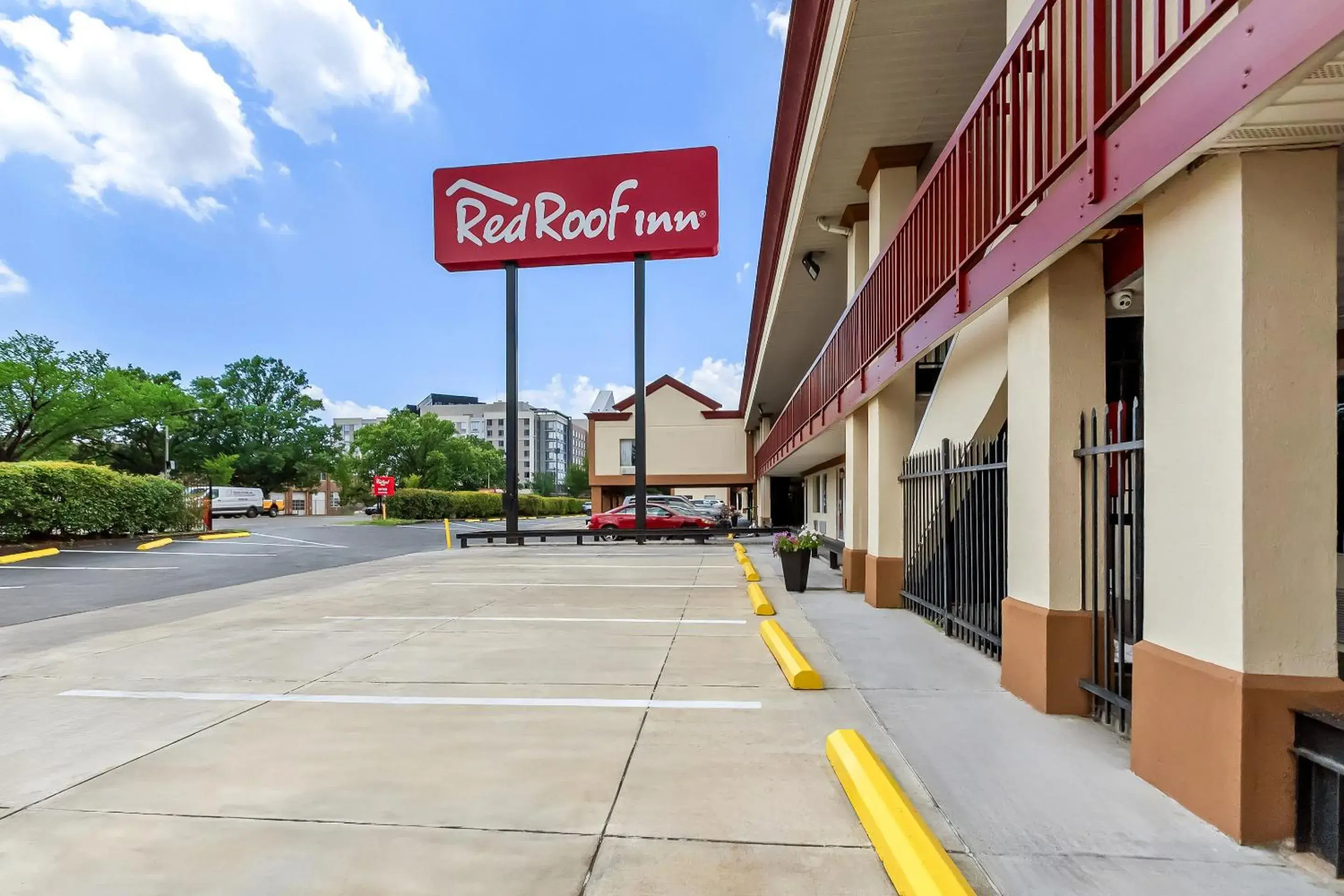 Property building in Red Roof Inn Washington, DC Property building in Red Roof Inn Washington, DC