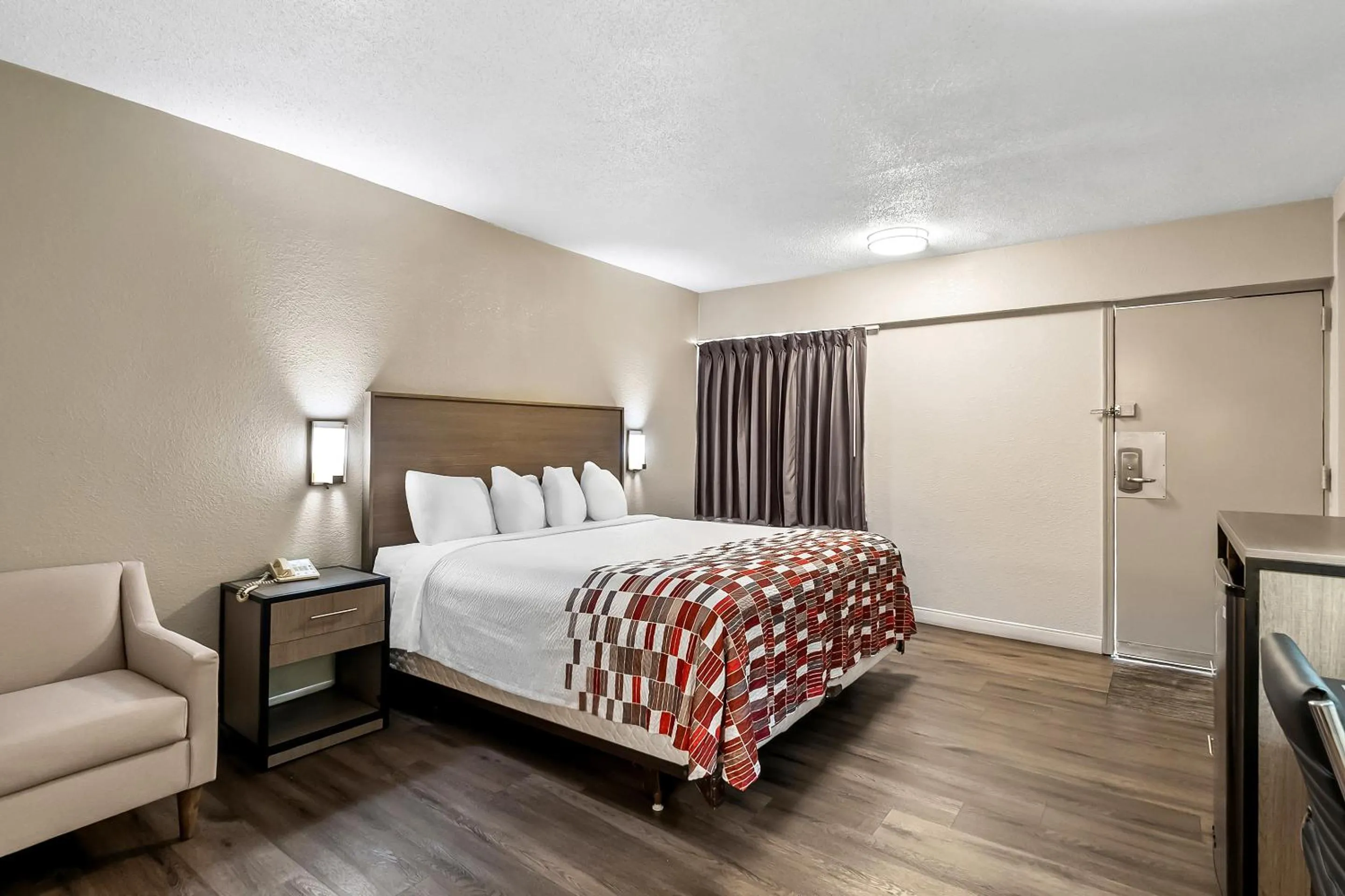 Photo of the whole room, Bed in Red Roof Inn Washington, DC