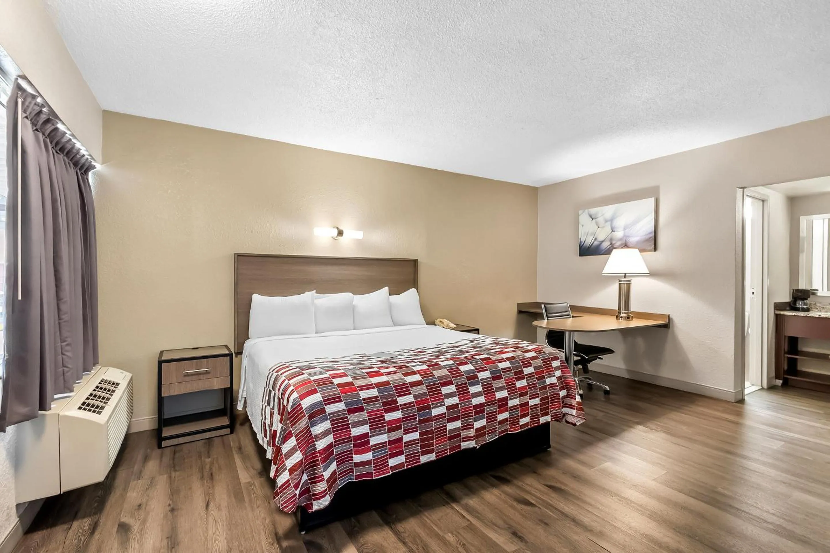 Bedroom, Bed in Red Roof Inn Washington, DC