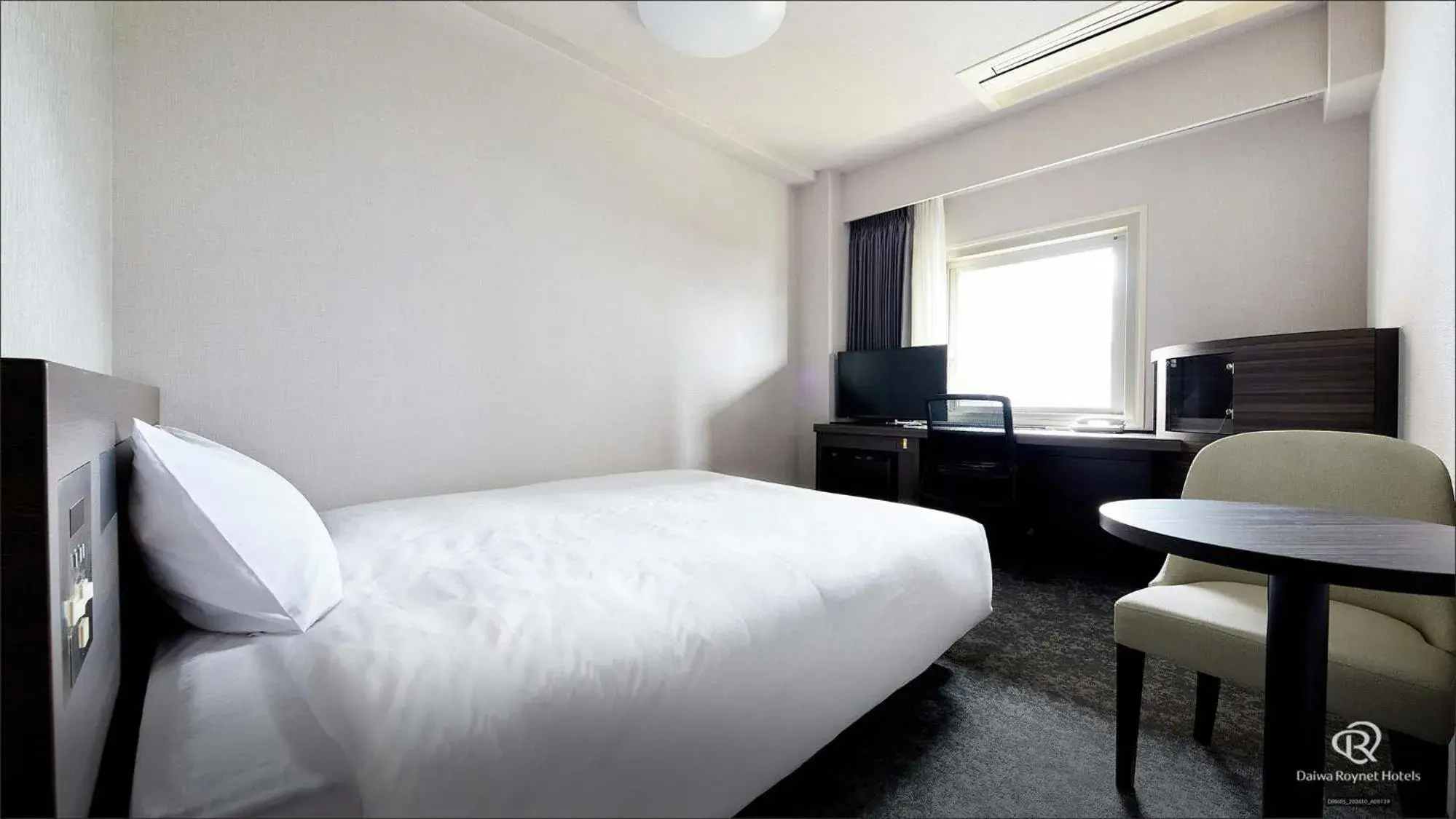 Bed in Daiwa Roynet Hotel Osaka Yotsubashi Bed in Daiwa Roynet Hotel Osaka Yotsubashi