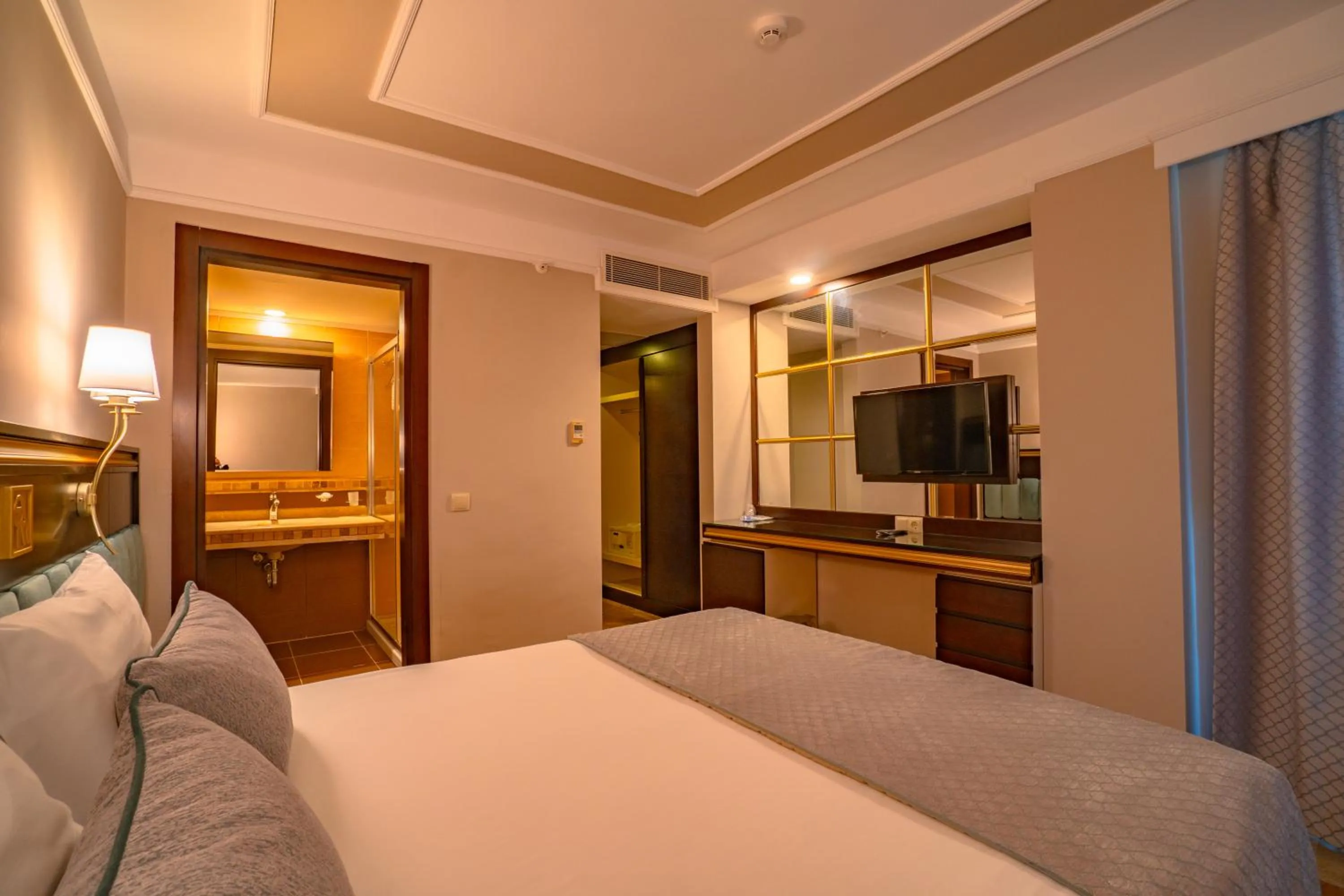 Photo of the whole room, Bed in Royal Atlantis Spa & Resort