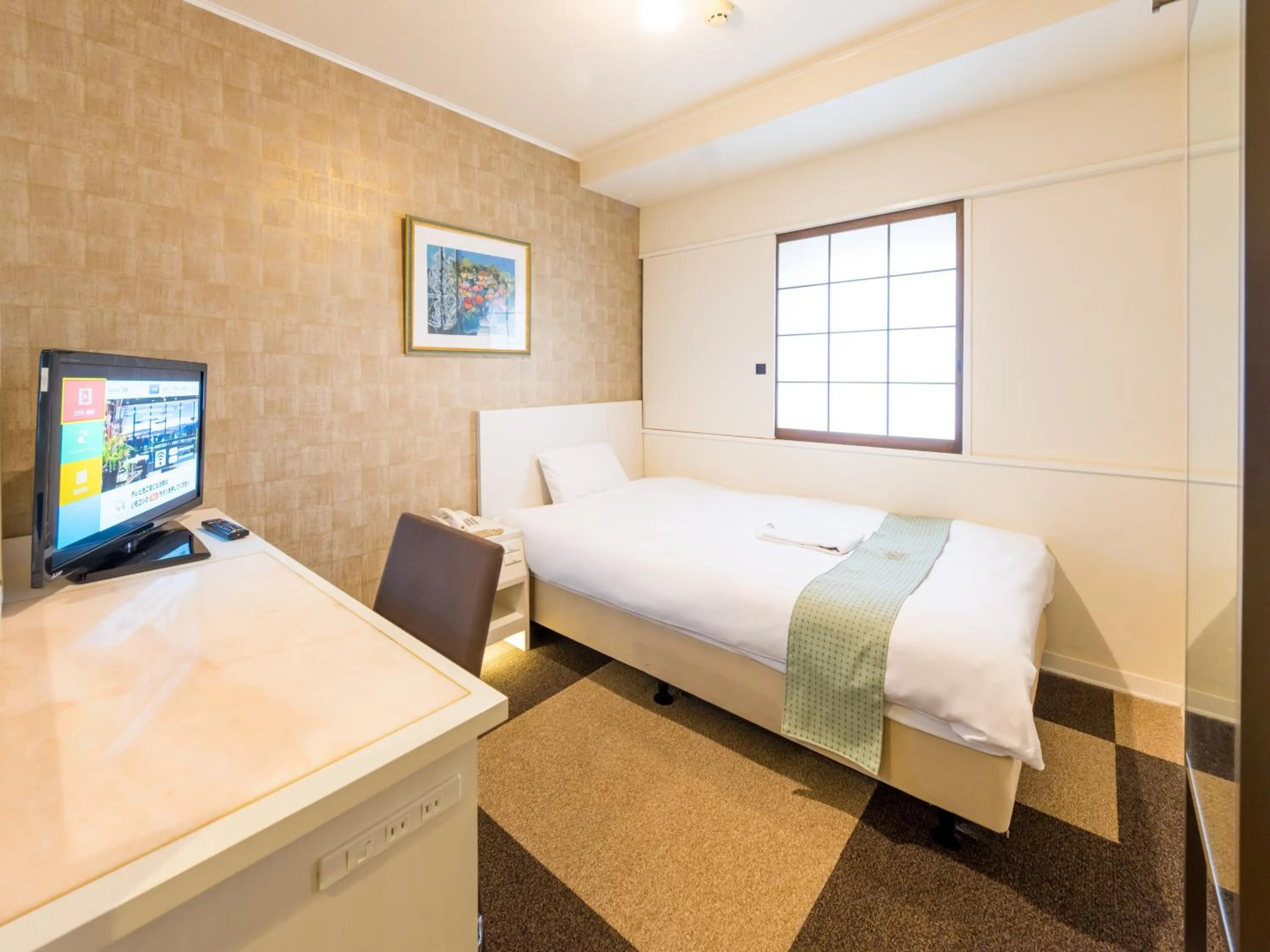 Photo of the whole room, Bed in New Osaka Hotel