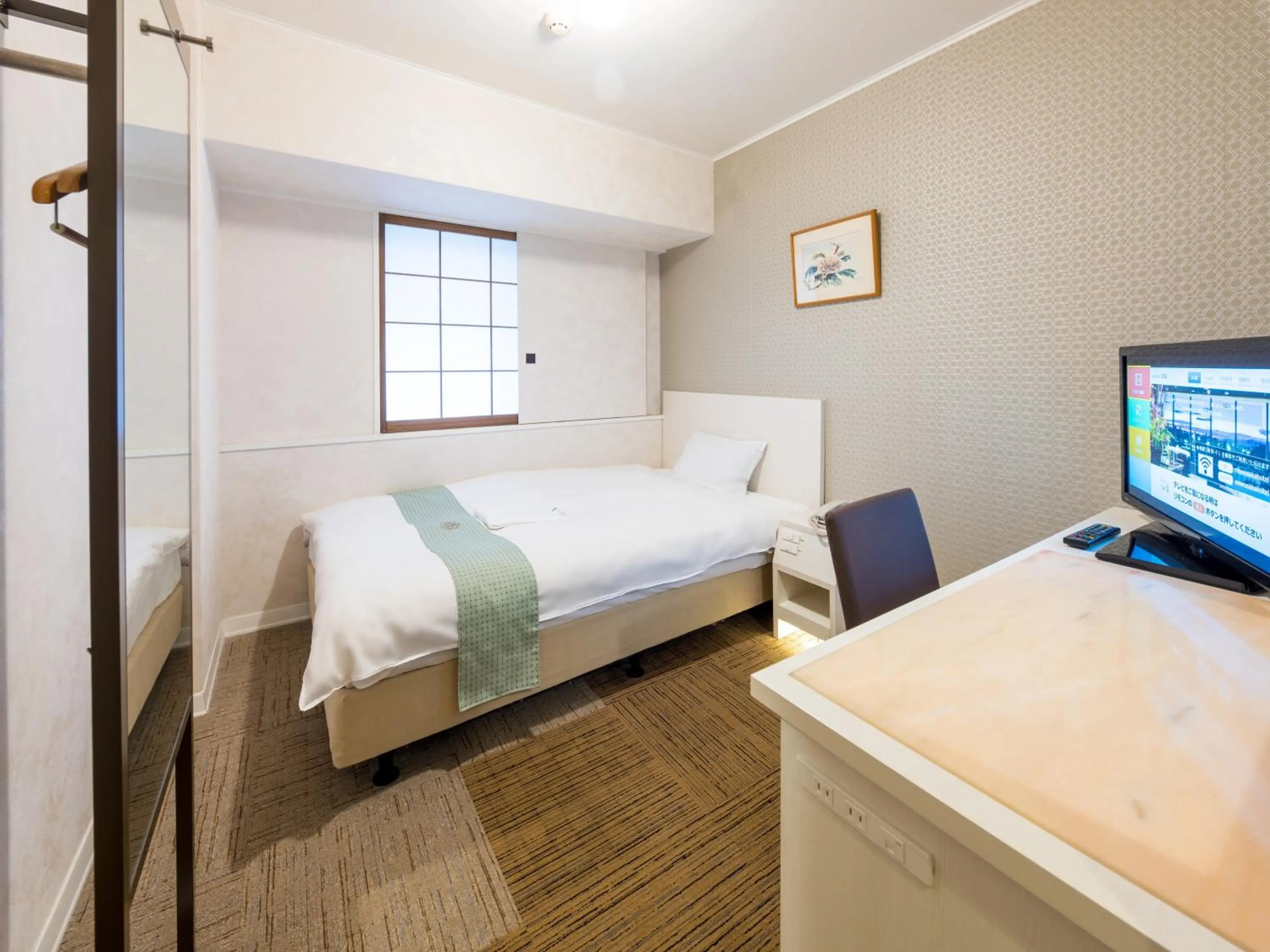 Photo of the whole room, Bed in New Osaka Hotel