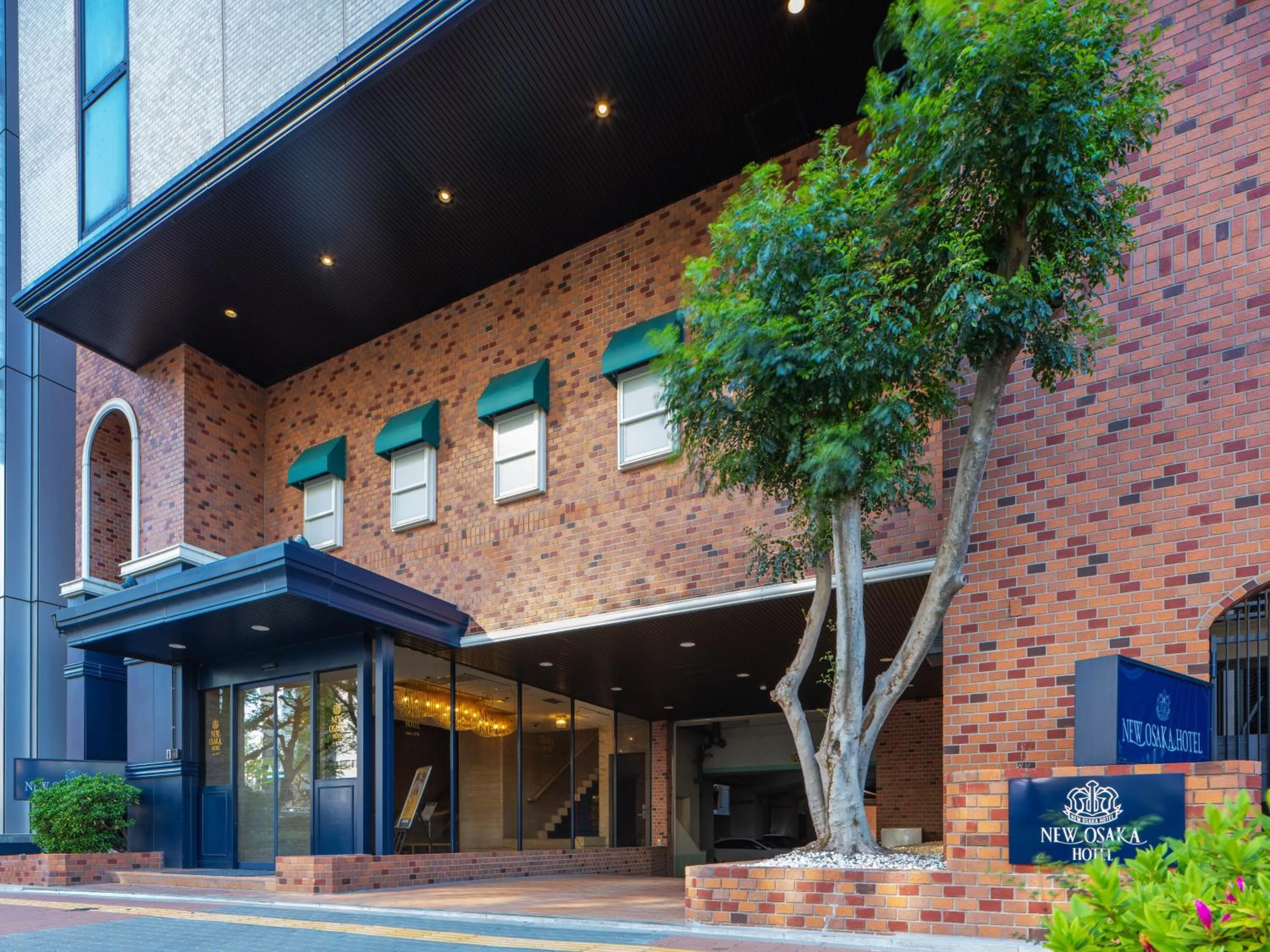 Facade/entrance in New Osaka Hotel