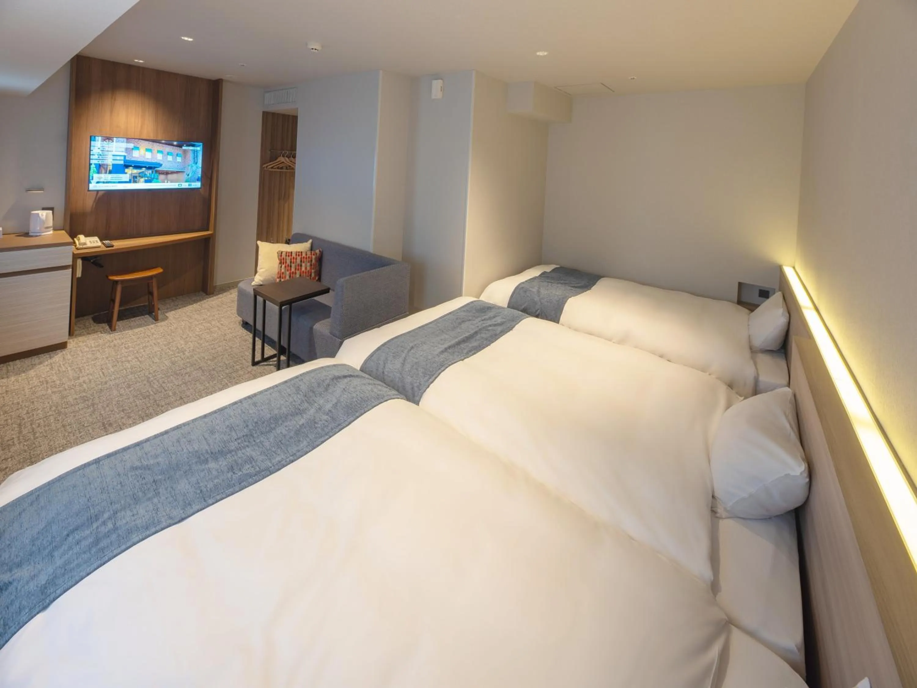 Photo of the whole room, Bed in New Osaka Hotel
