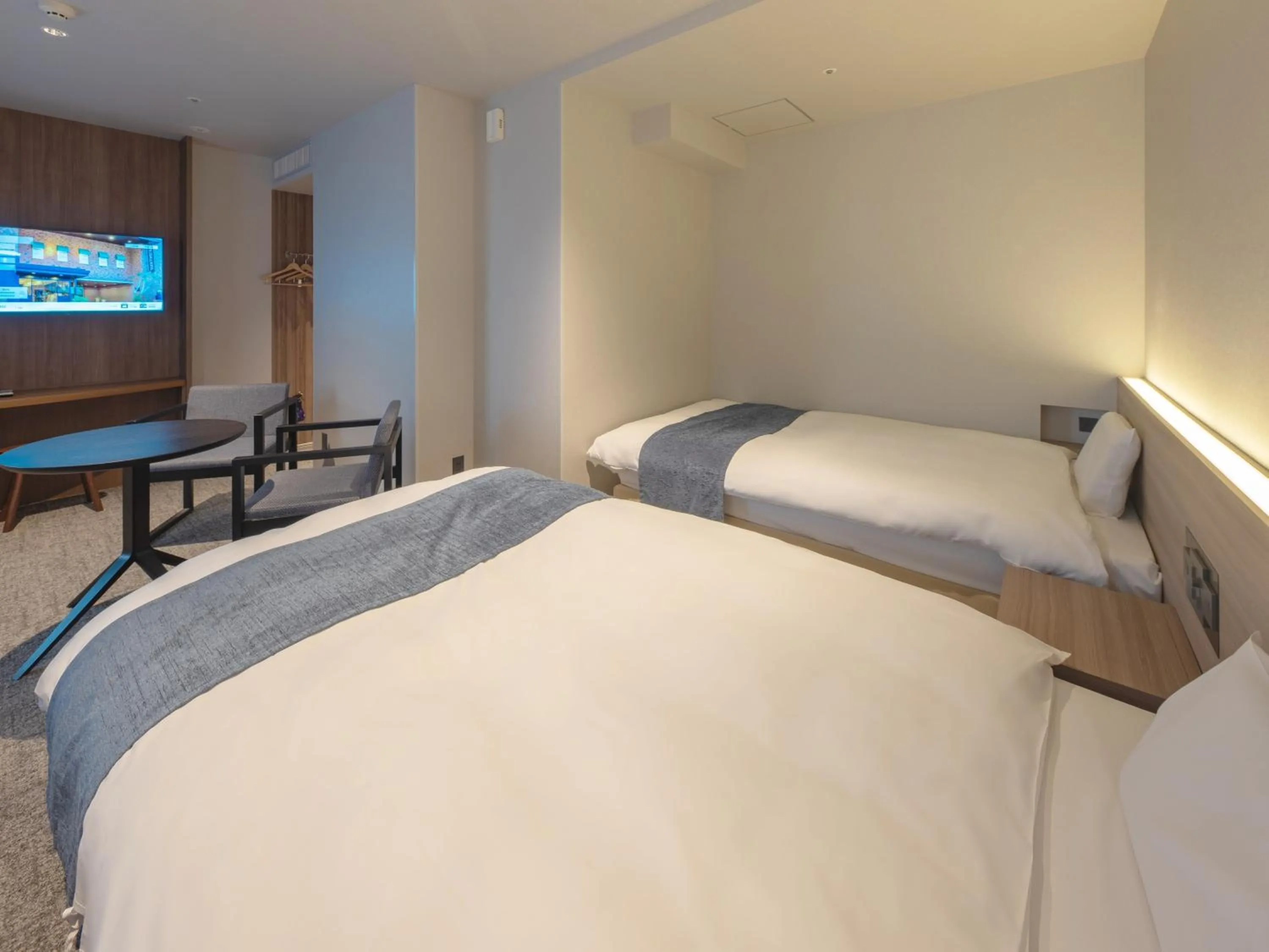 Photo of the whole room, Bed in New Osaka Hotel