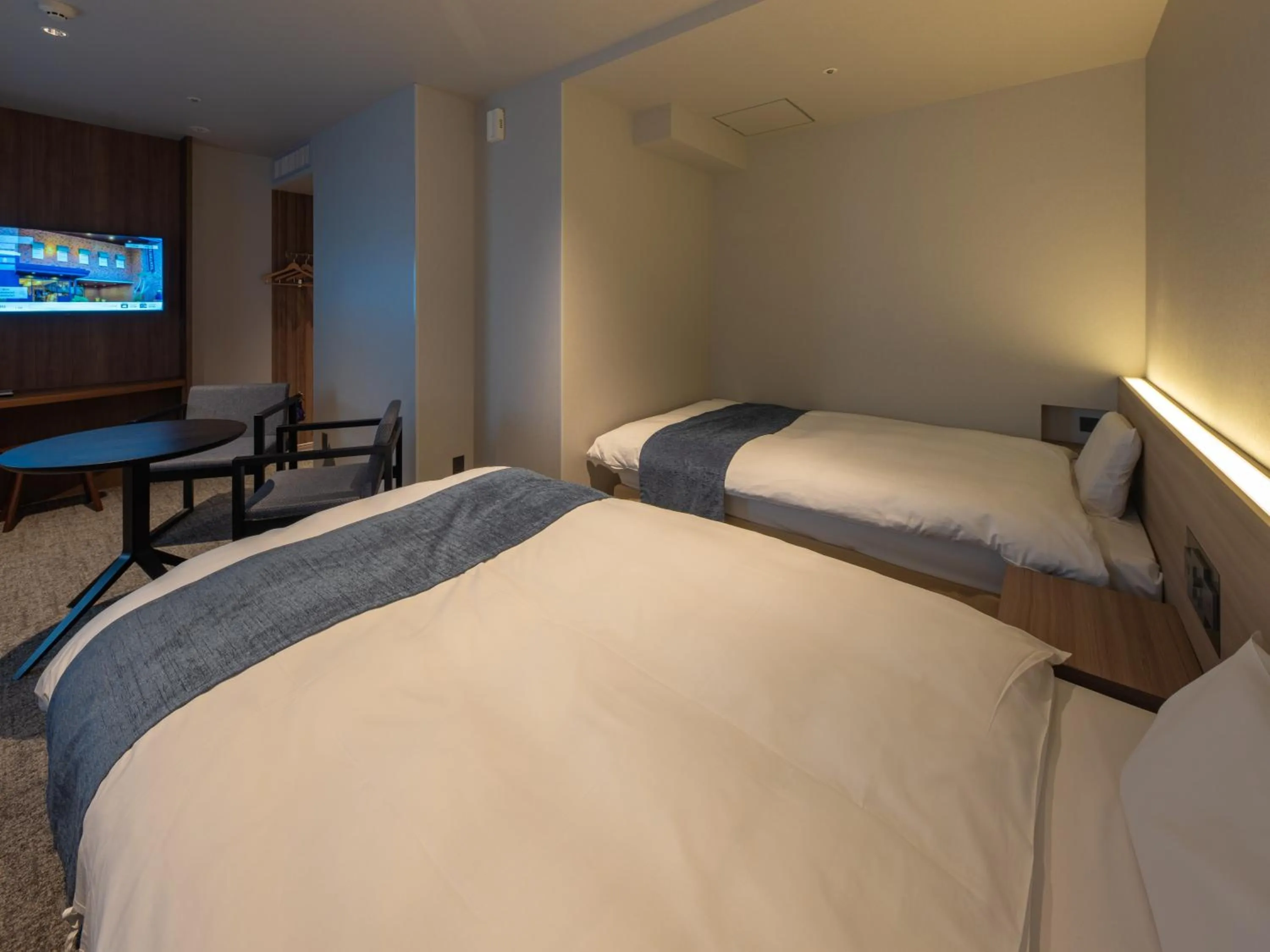 Photo of the whole room, Bed in New Osaka Hotel