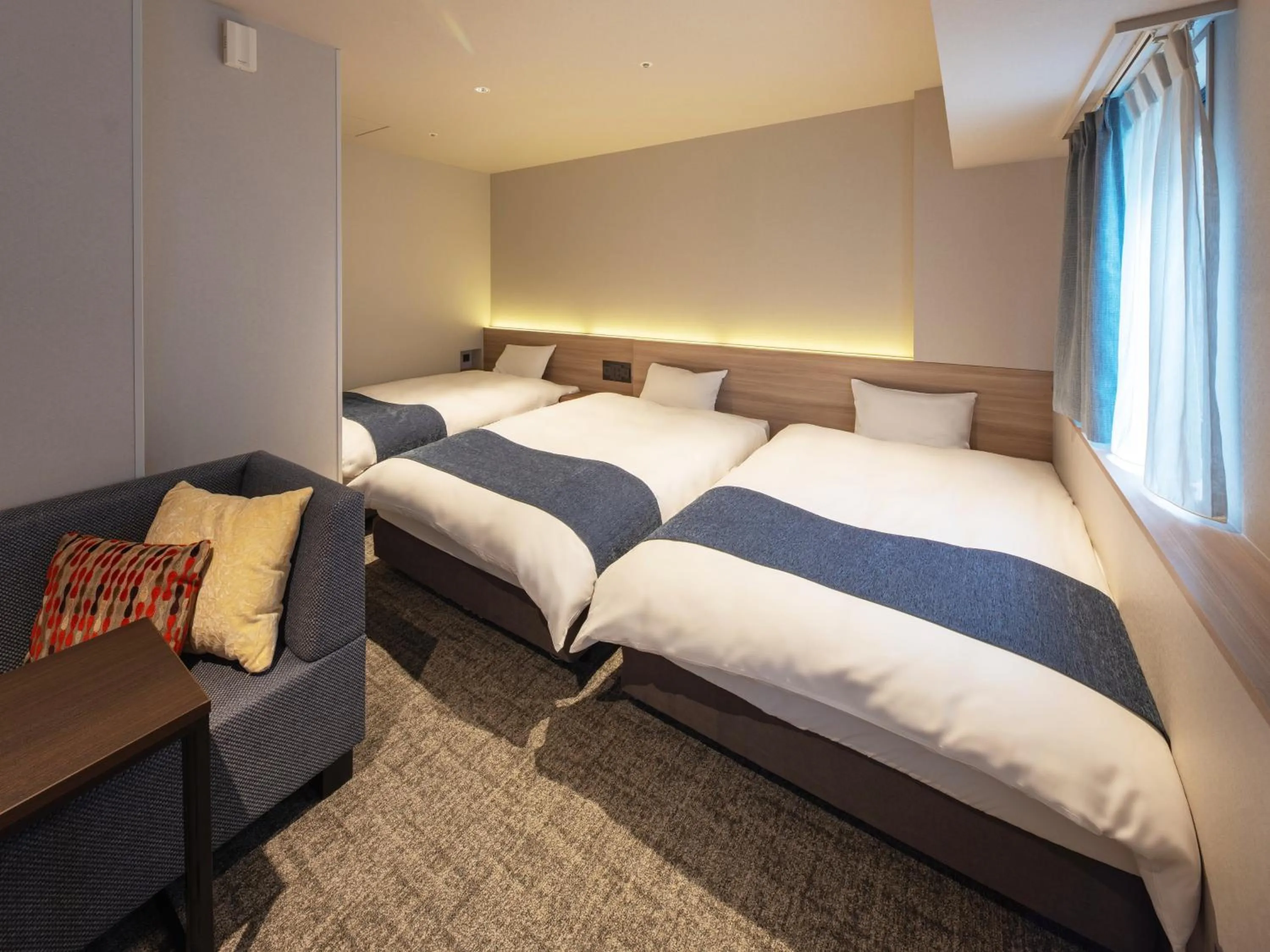 Photo of the whole room, Bed in New Osaka Hotel