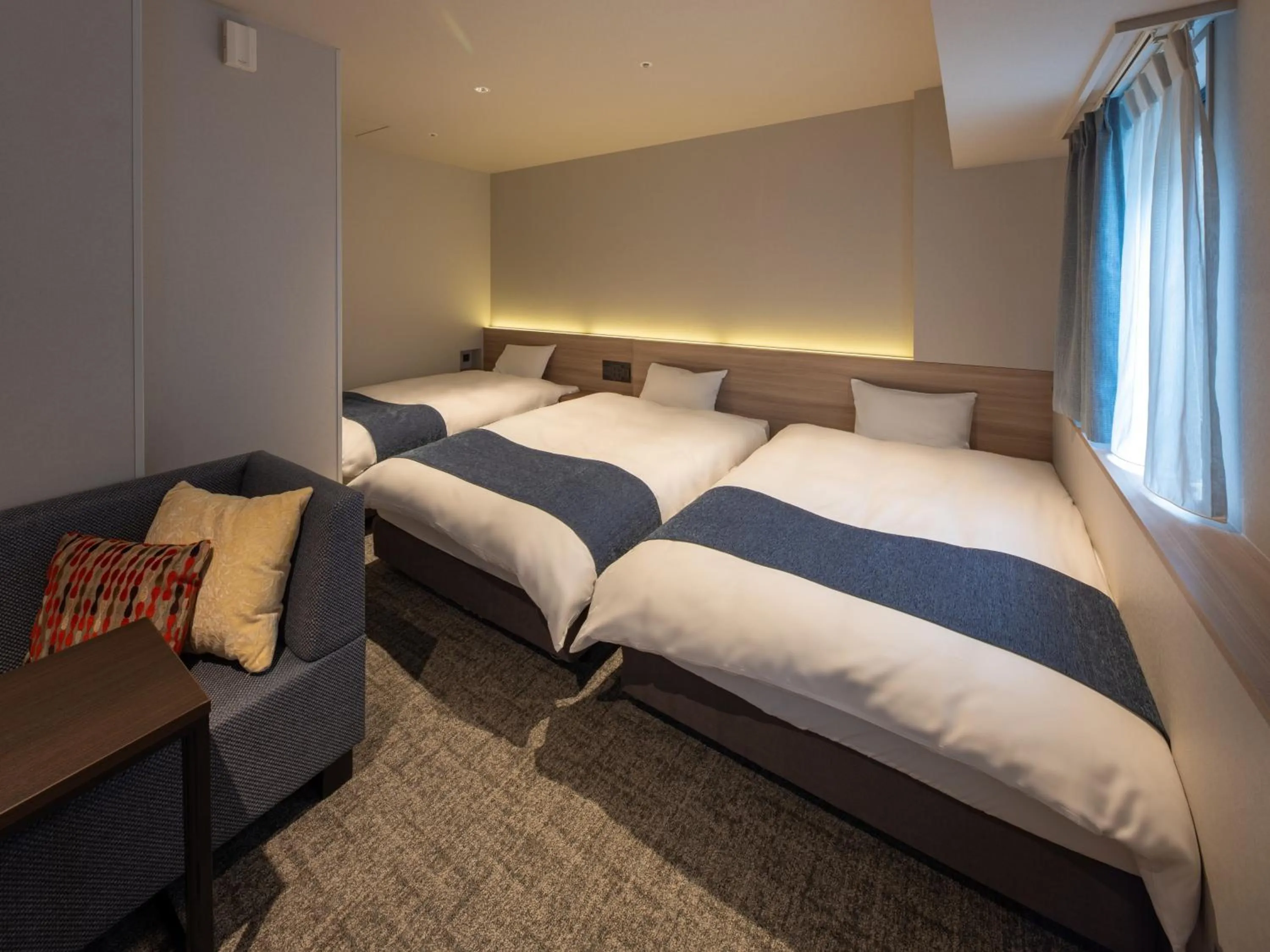 Photo of the whole room, Bed in New Osaka Hotel