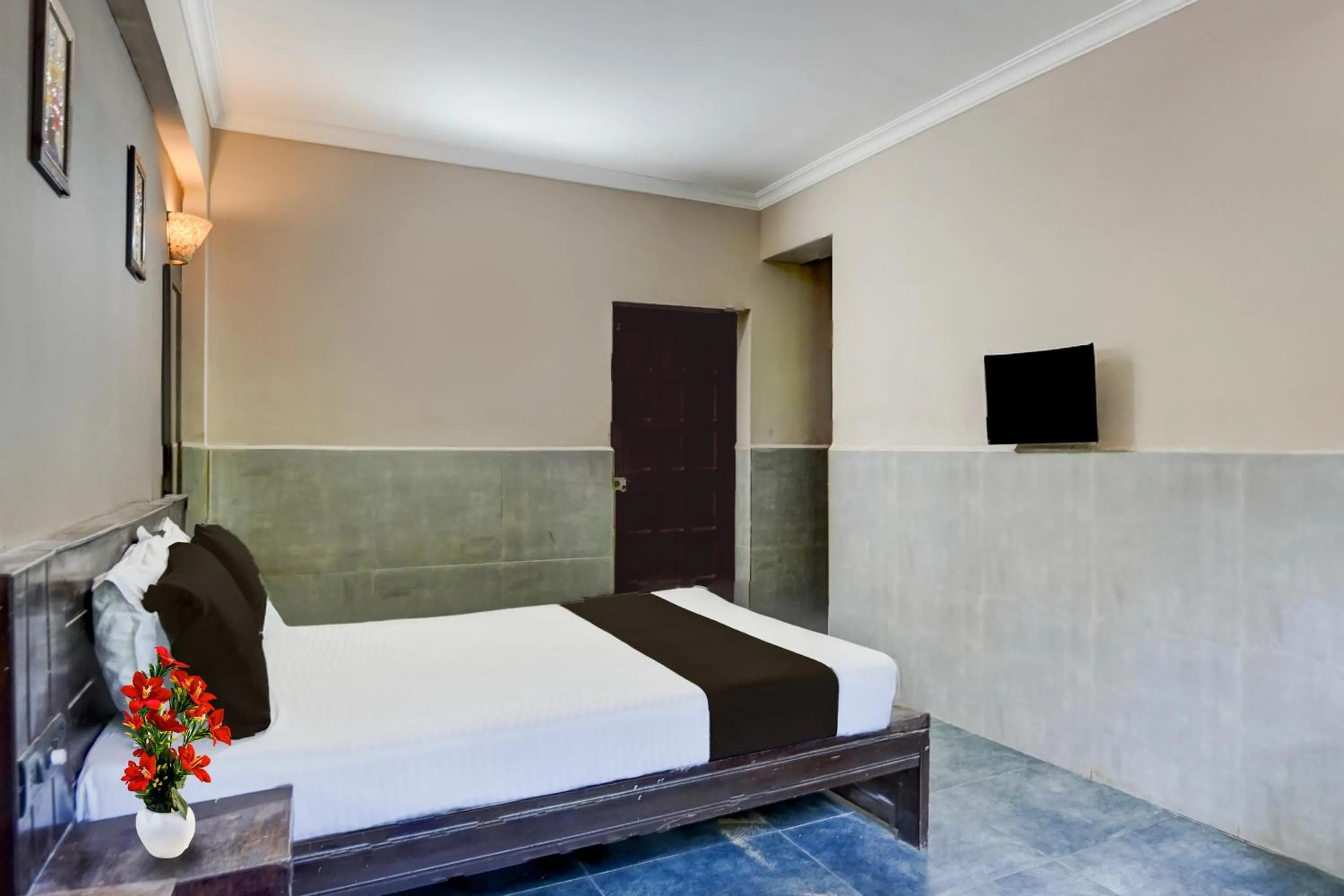 Bedroom, Bed in Super Hotel O Calangute-Baga Crossway Formerly Rustic Village