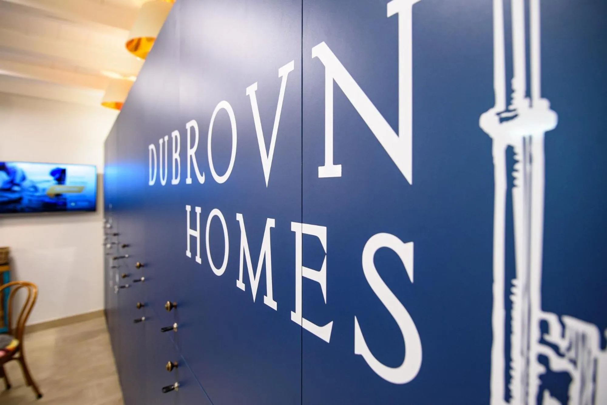 Text overlay in ART HOME ARTHUR by DuHomes