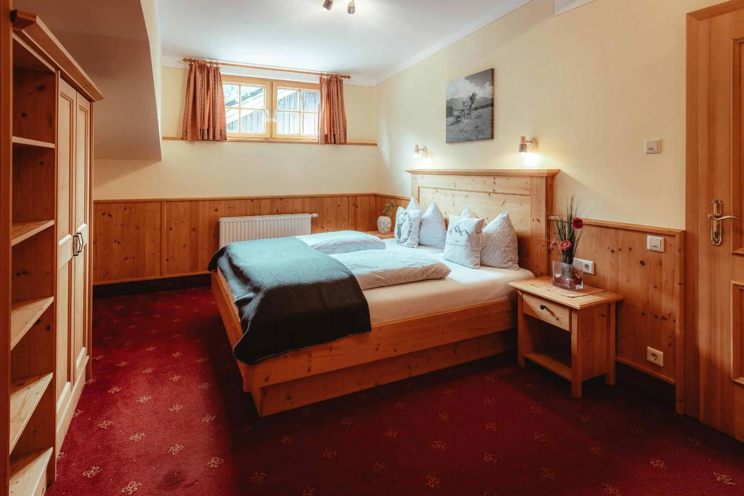 Photo of the whole room, Bed in Hotel Gasthof Walcher