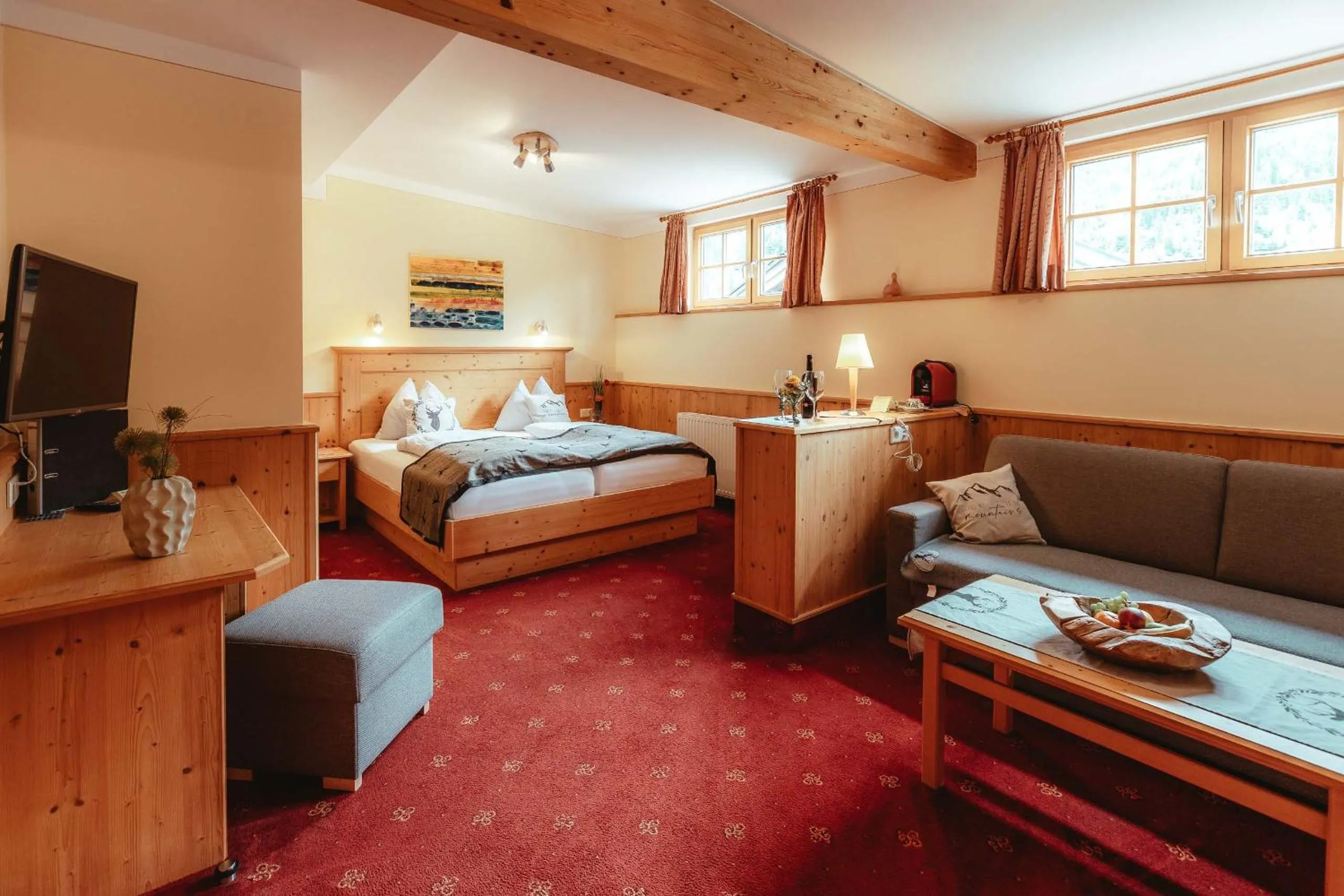 Seating area, Bed in Hotel Gasthof Walcher