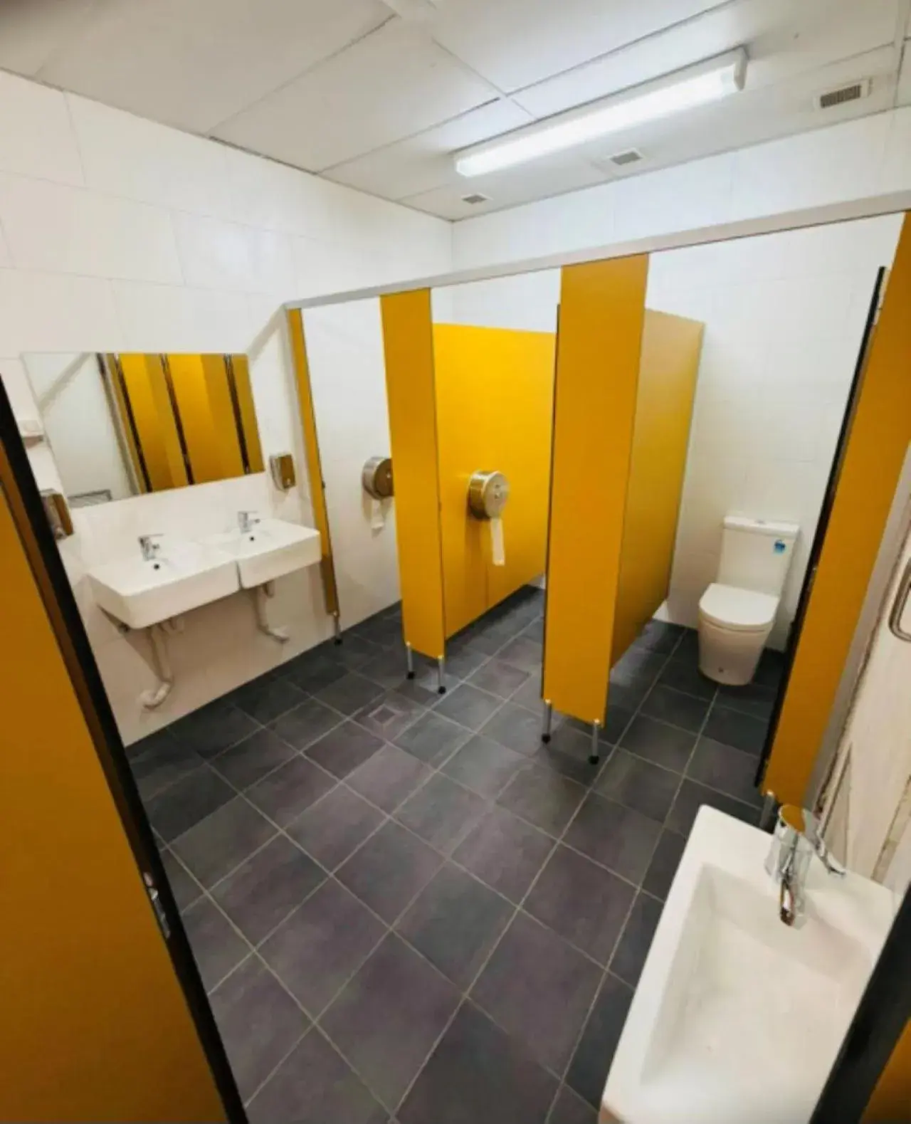 Shower in Big Backpackers Hostel Shower in Big Backpackers Hostel