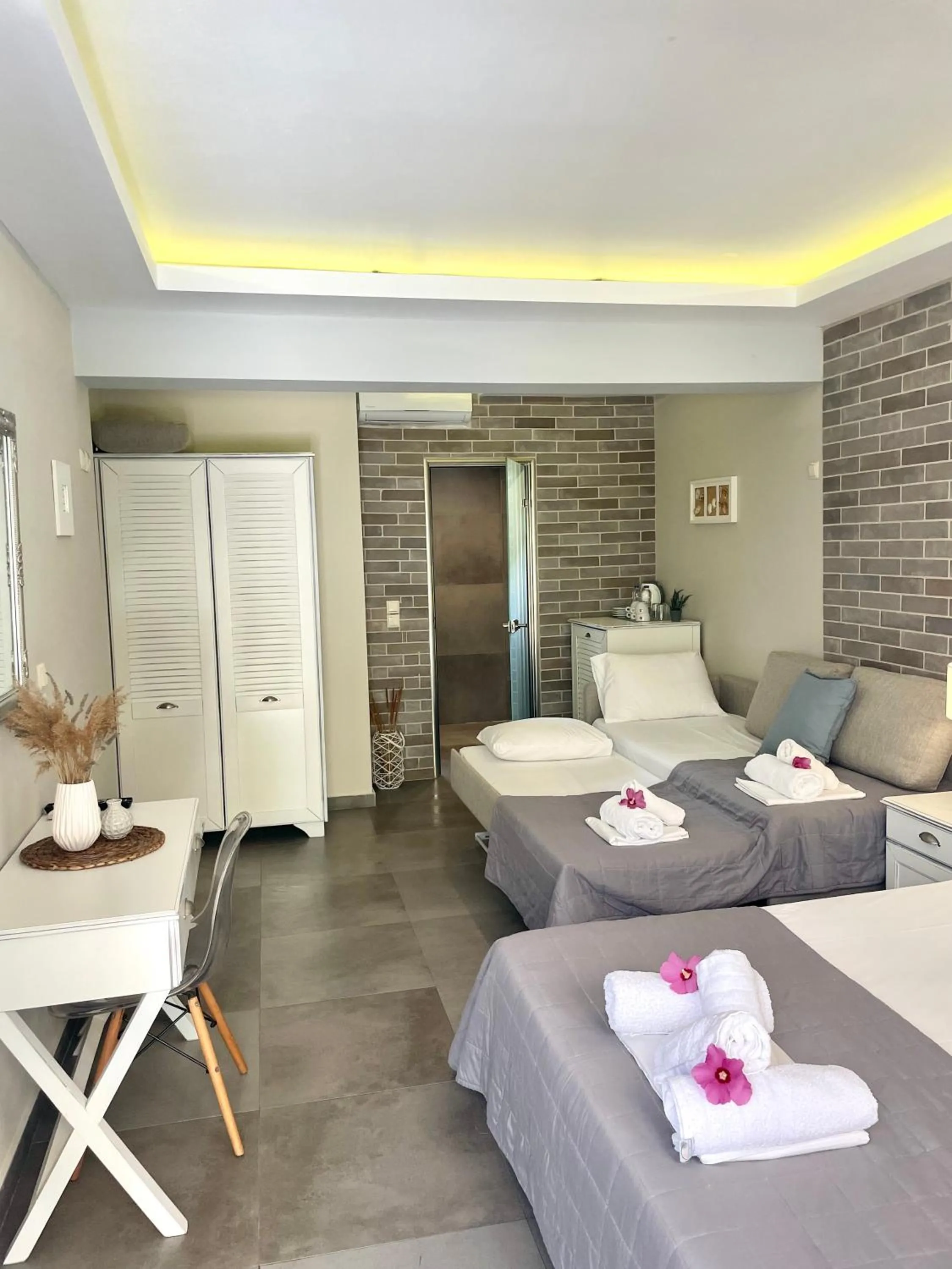 Bed in Aroma Beach Bungalows