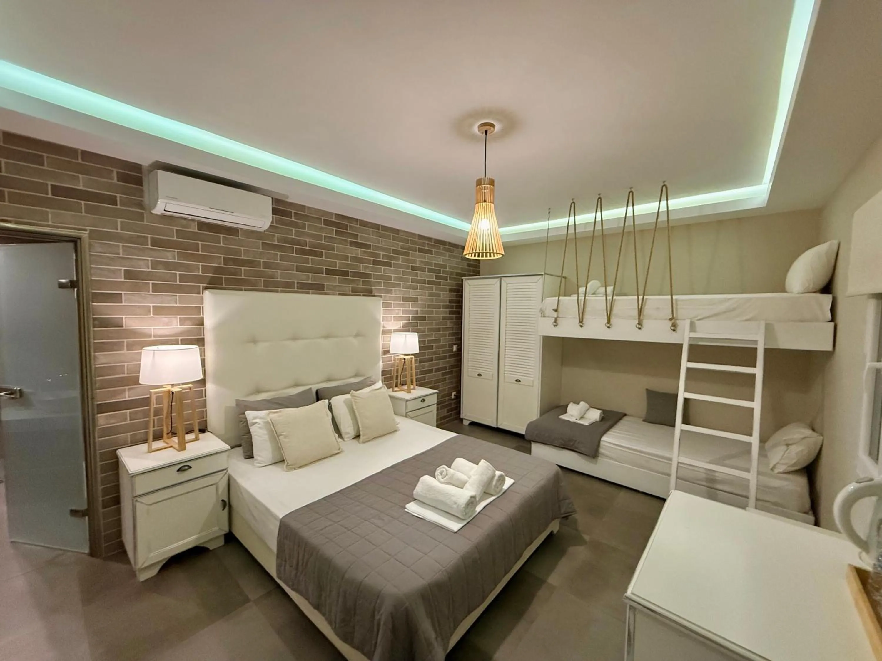 Bed in Aroma Beach Bungalows