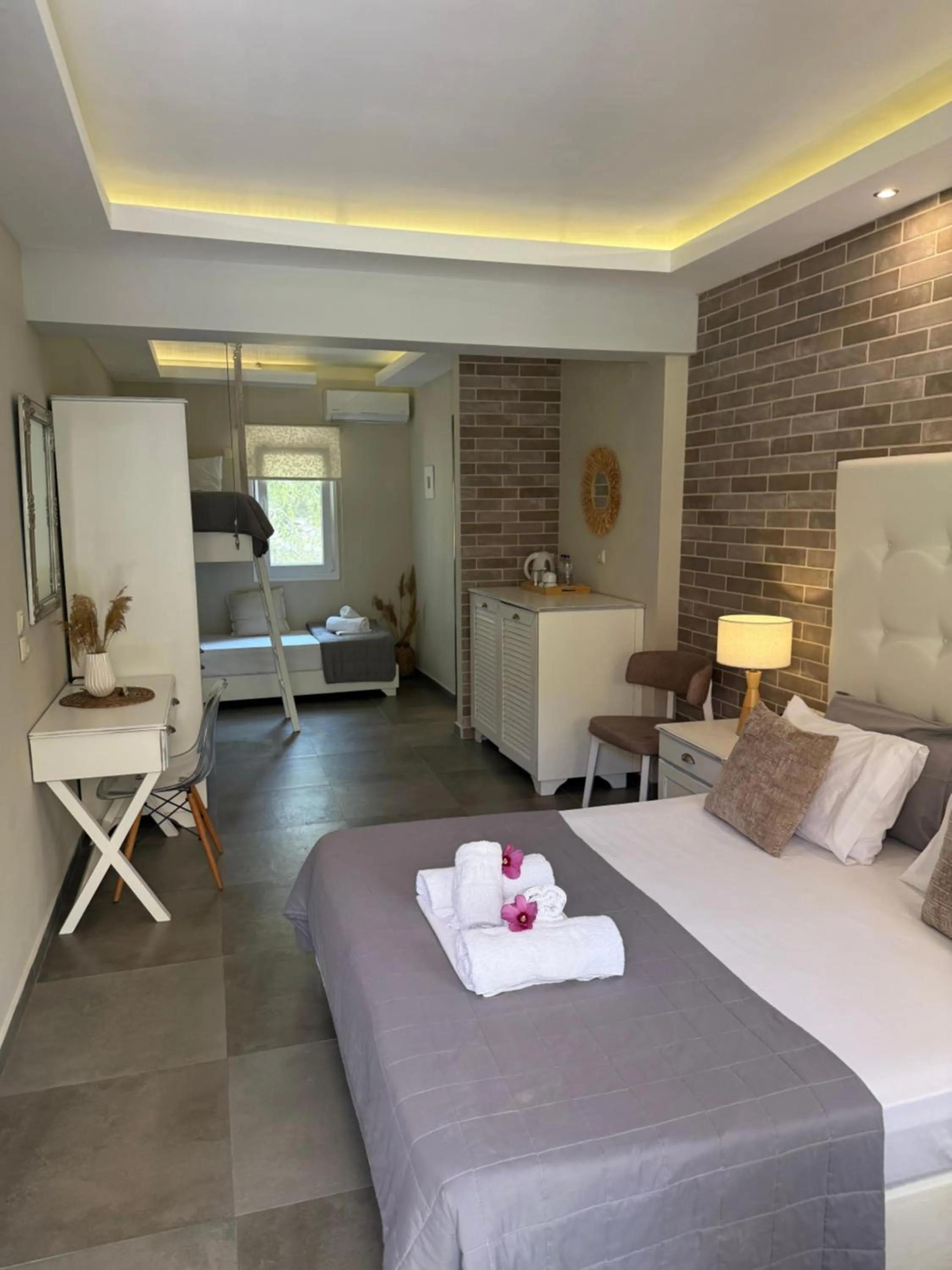 Bed in Aroma Beach Bungalows