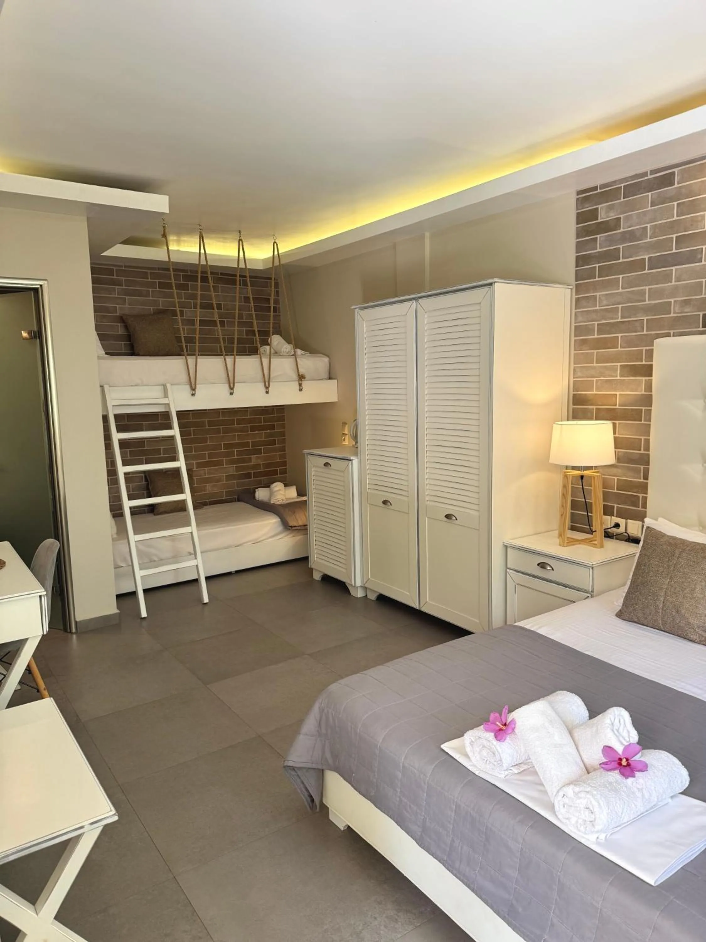 Bed in Aroma Beach Bungalows