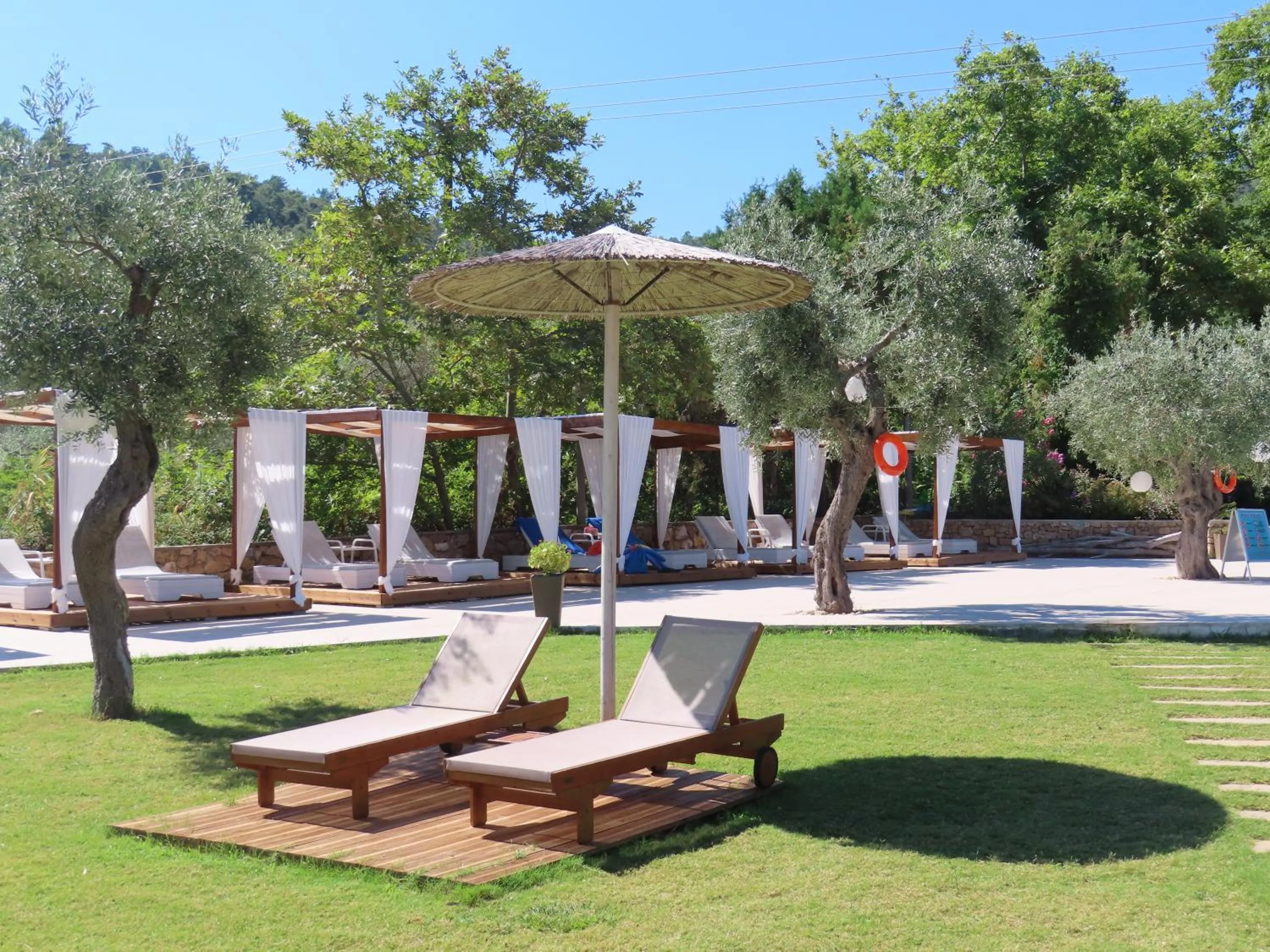 Garden in Aroma Beach Bungalows