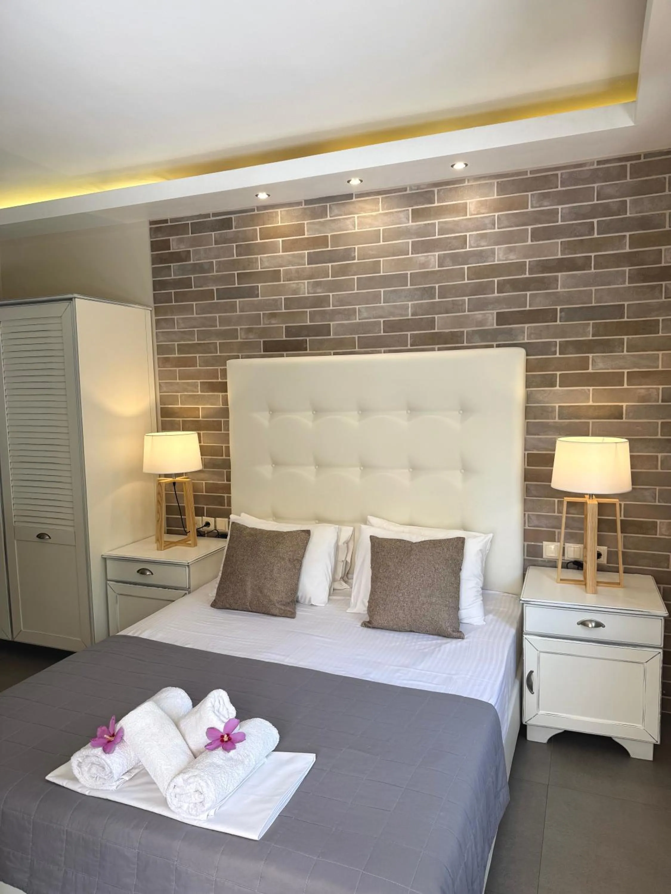 Bed in Aroma Beach Bungalows