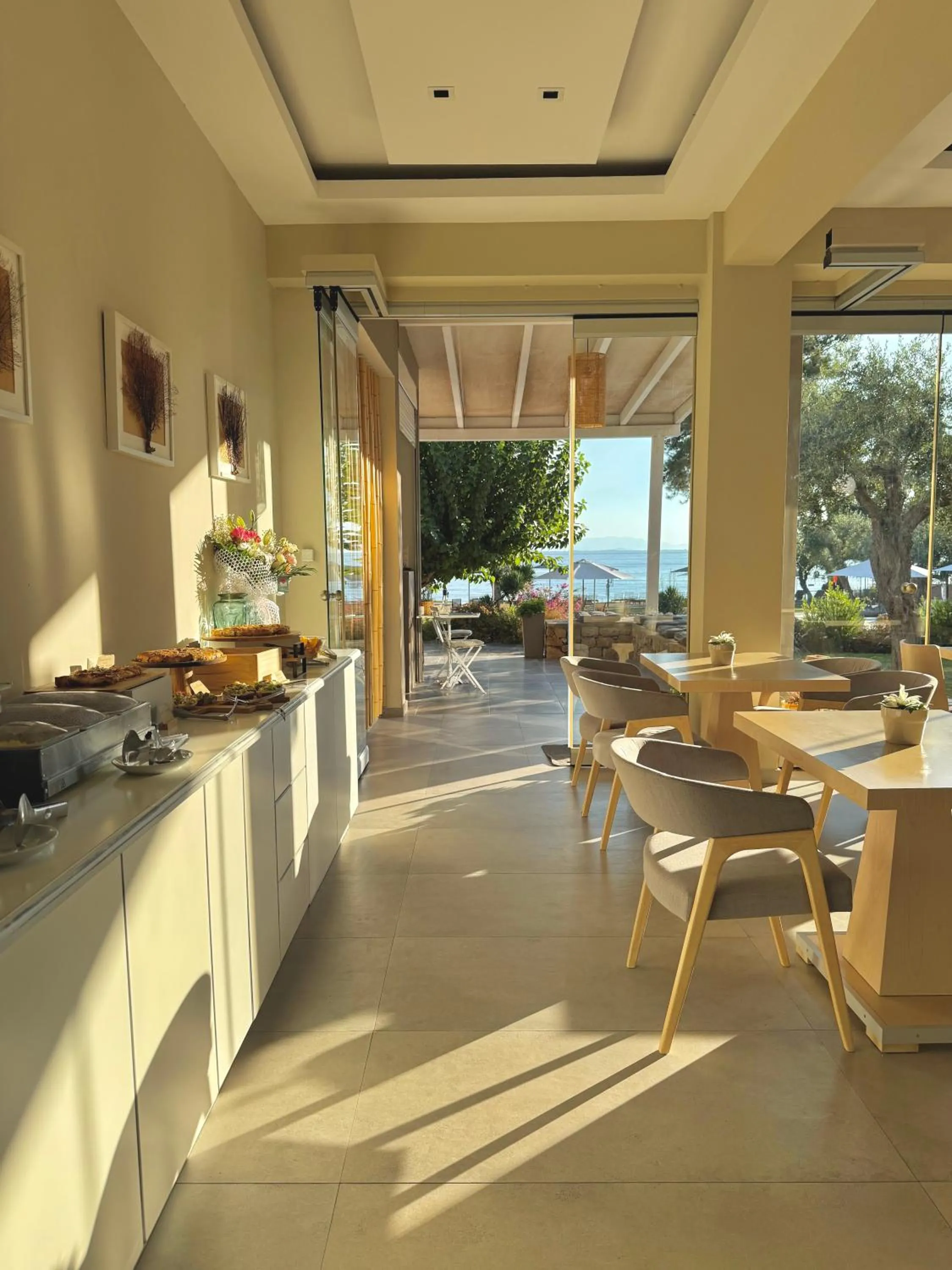 Breakfast in Aroma Beach Bungalows