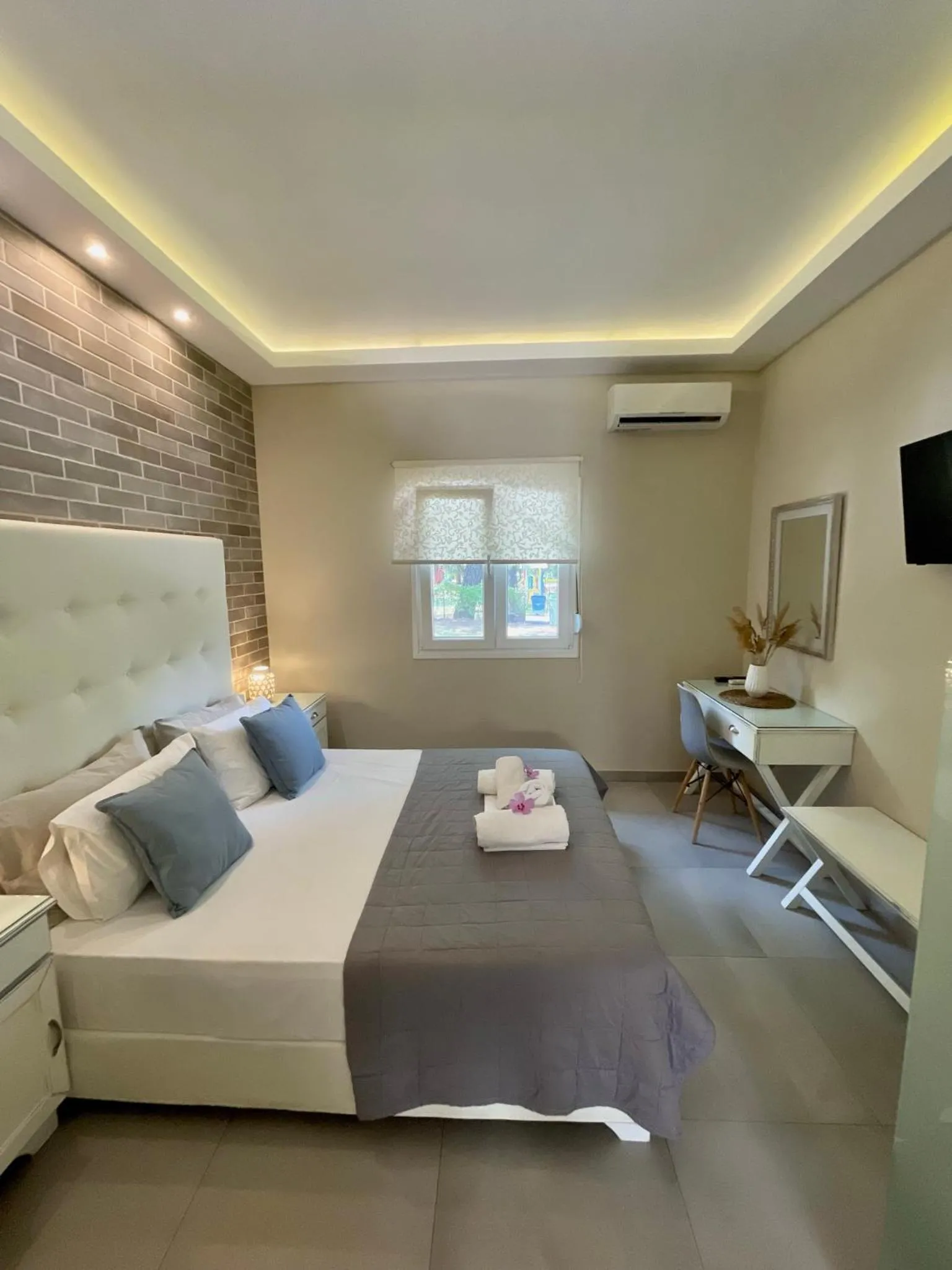 Bed in Aroma Beach Bungalows