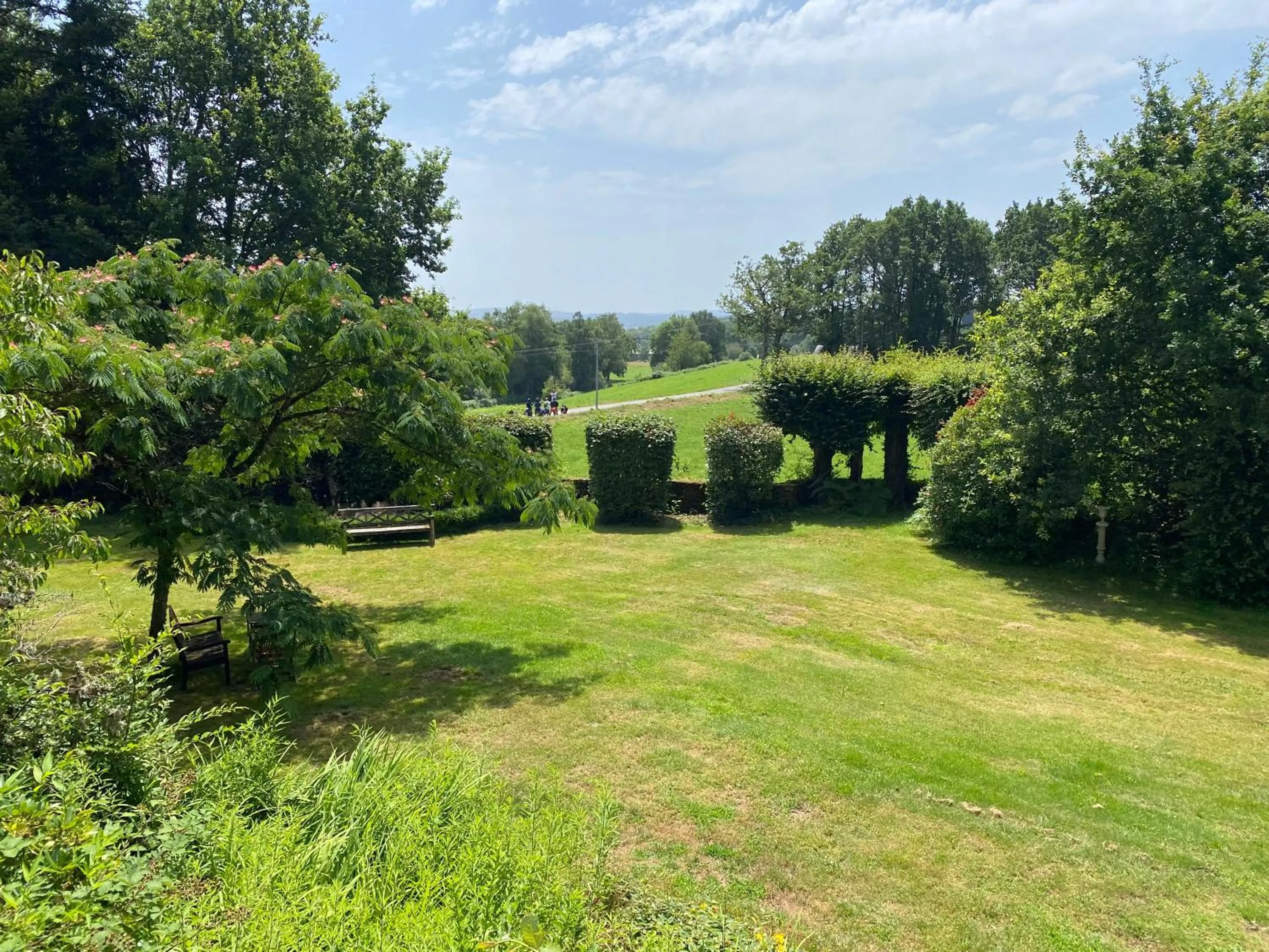 Garden view in B&B Chateau le Bois