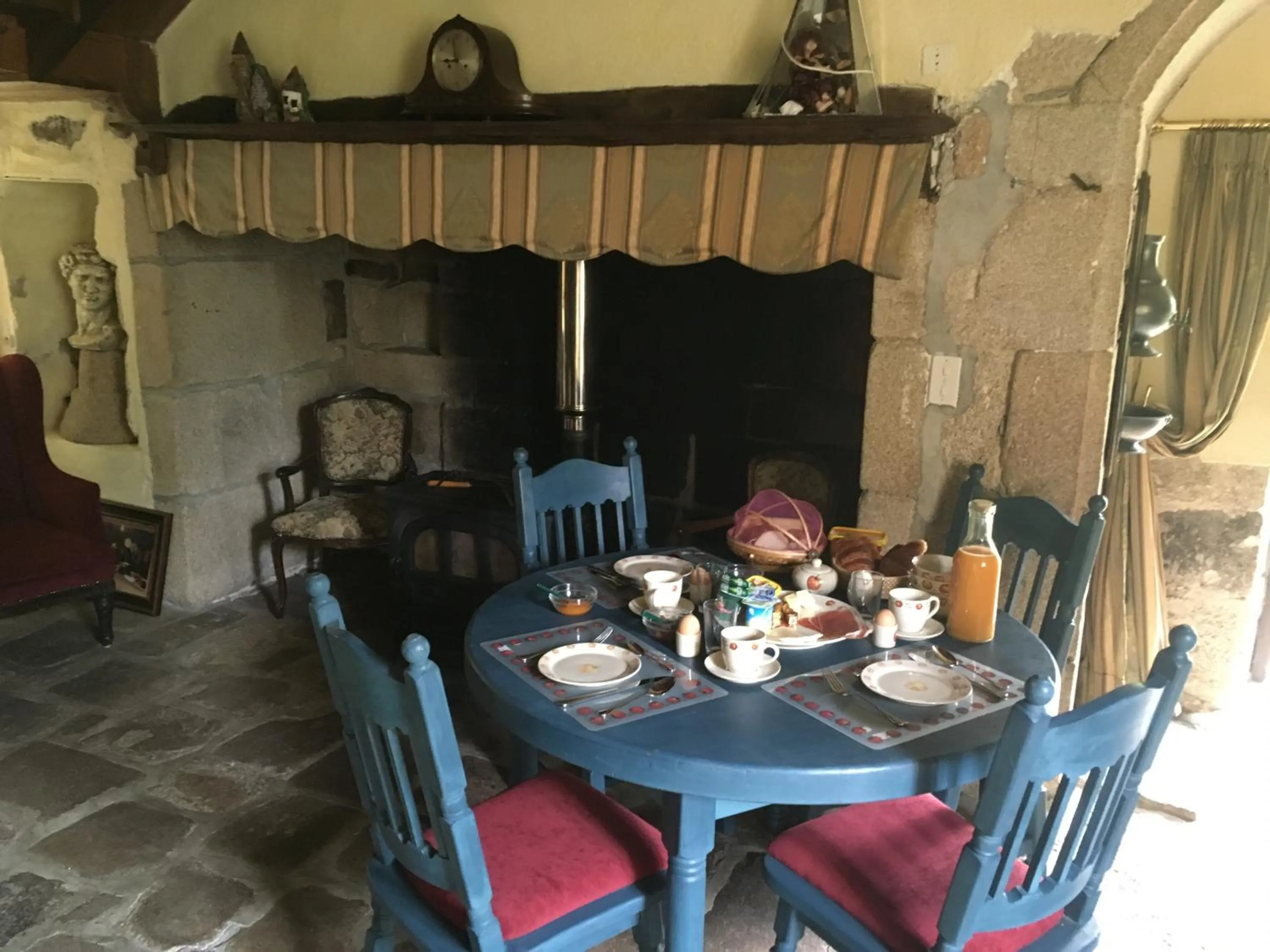 Continental breakfast in B&B Chateau le Bois
