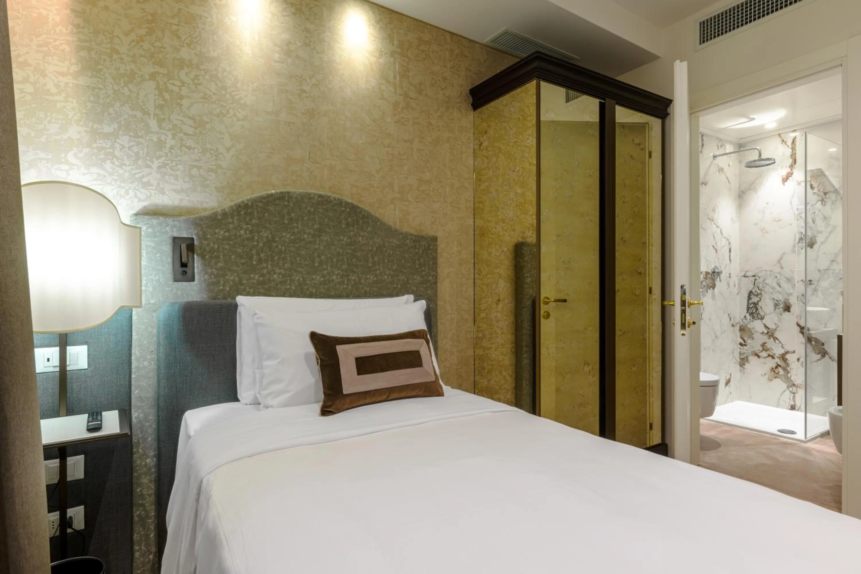 Shower, Bed in Acca Hotel