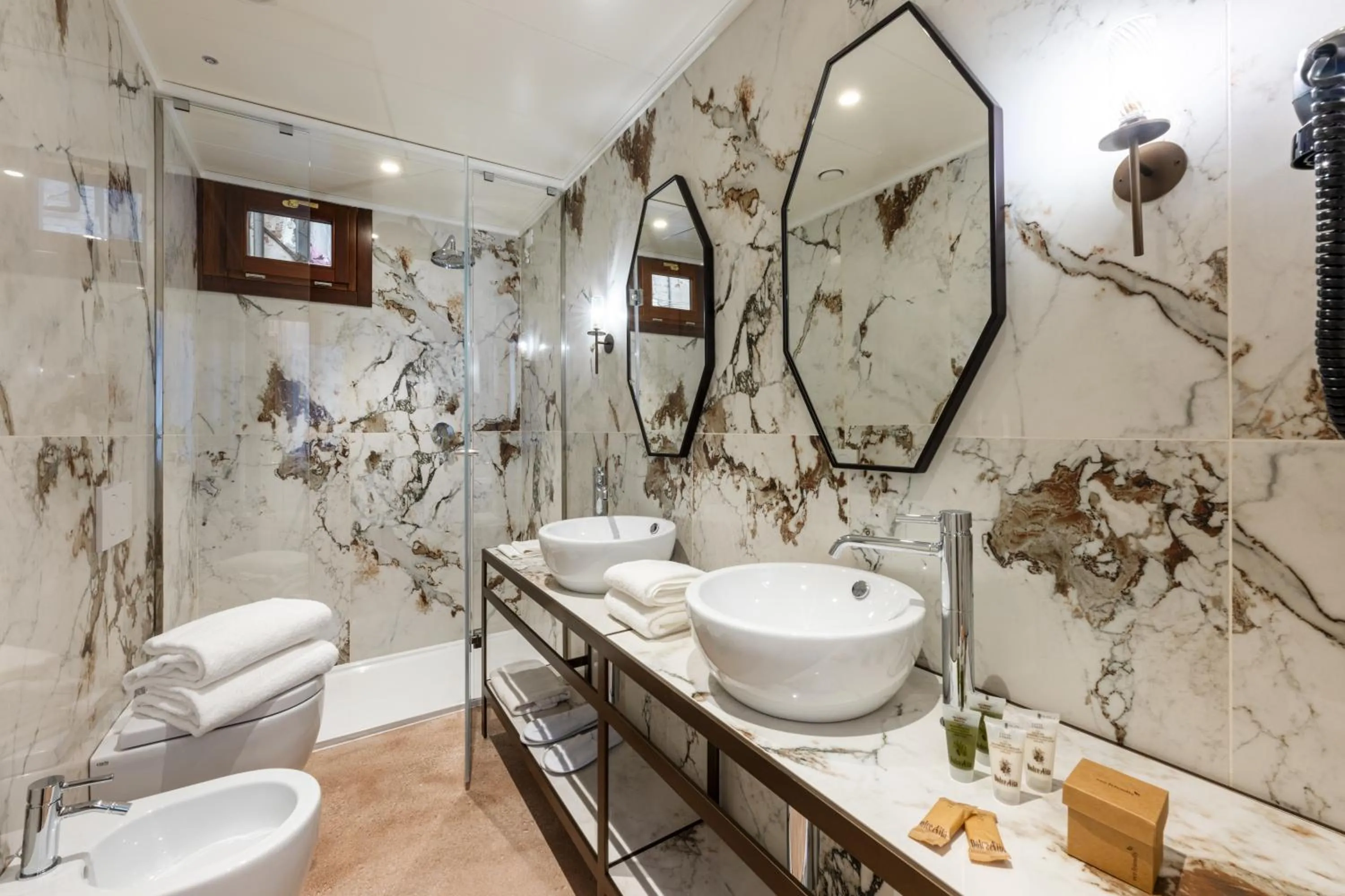 Shower in Acca Hotel