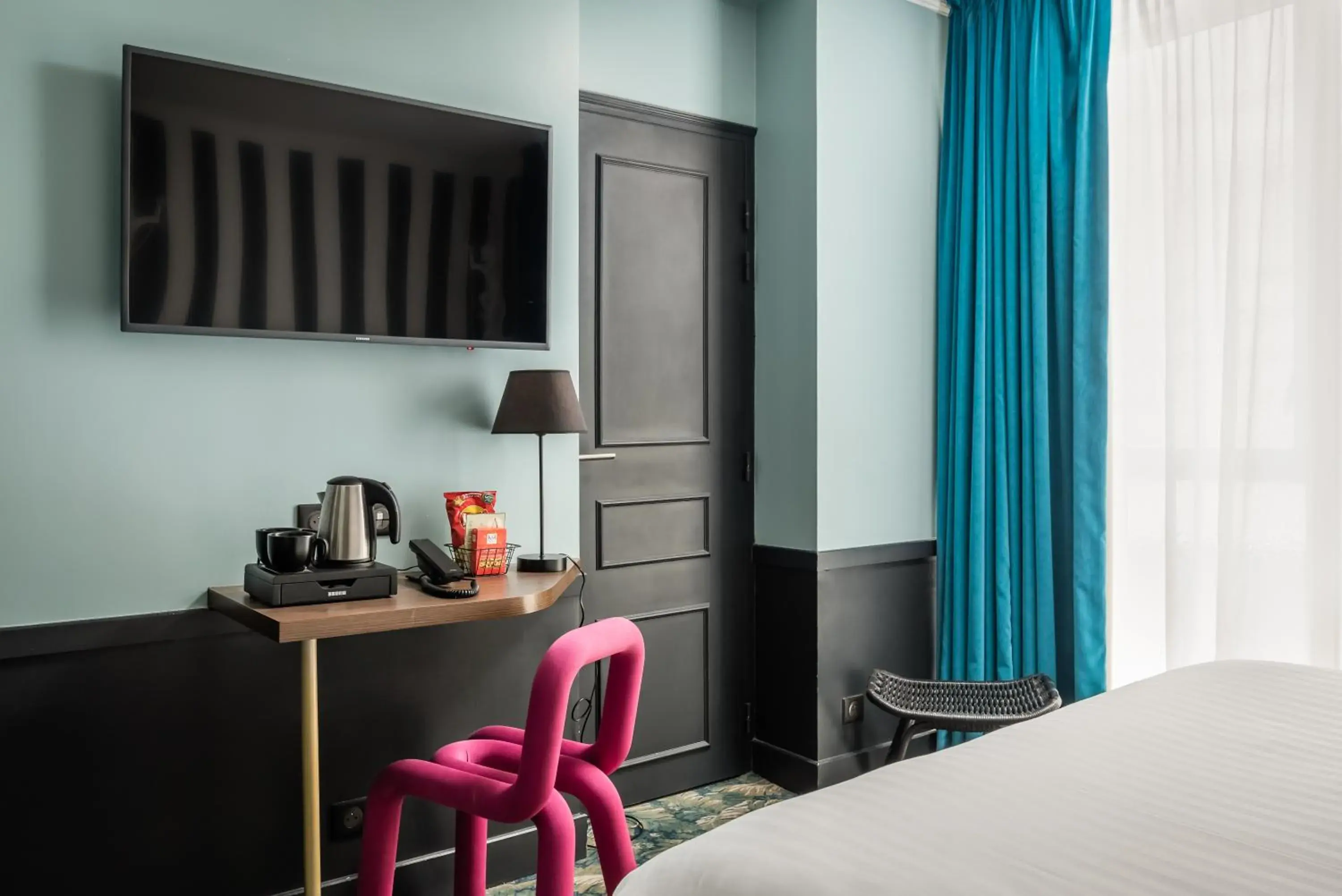 TV and multimedia, Bed in Hotel Archetype Etoile TV and multimedia, Bed in Hotel Archetype Etoile