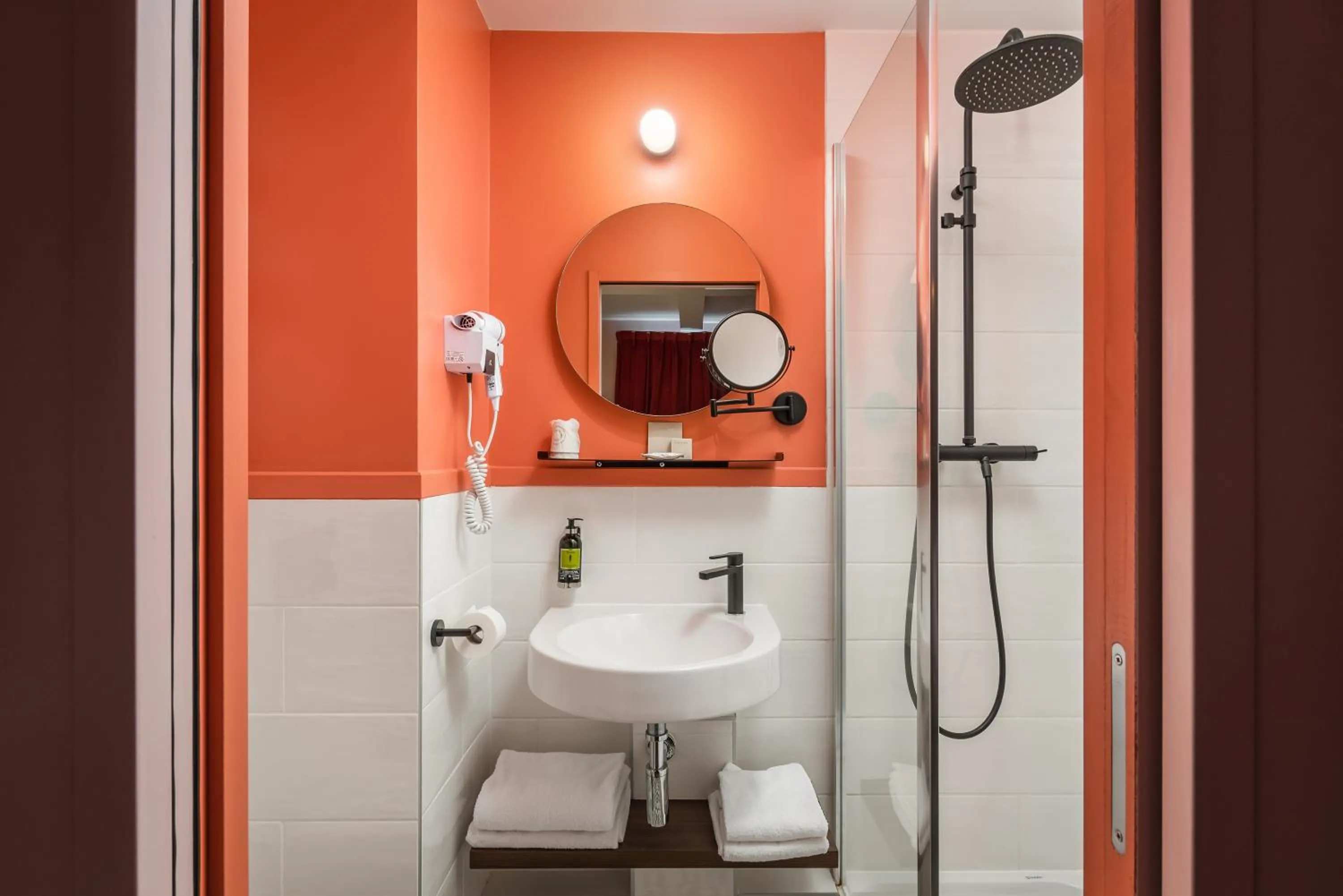 Shower in Hotel Archetype Etoile