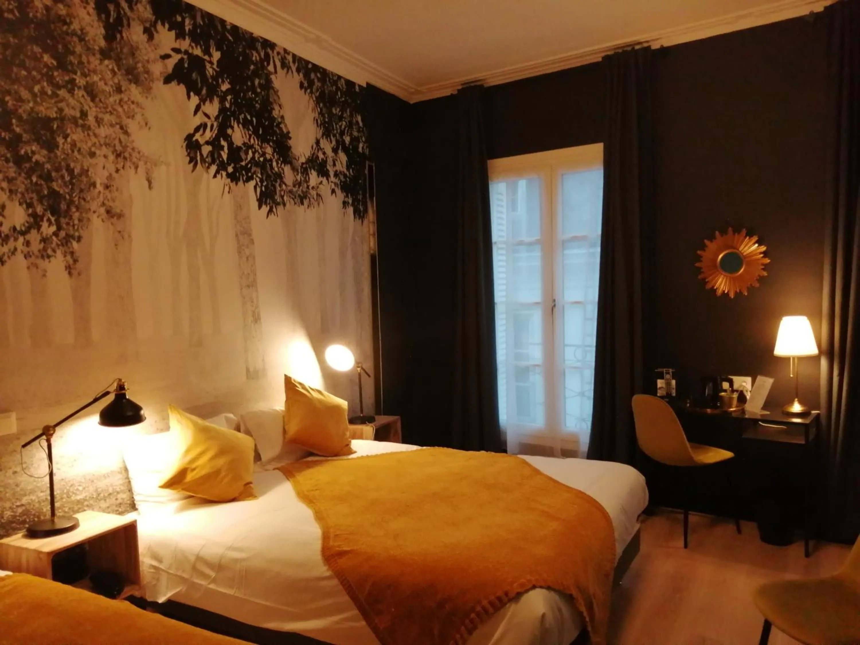 Photo of the whole room, Bed in Hotel Du Cygne Tours