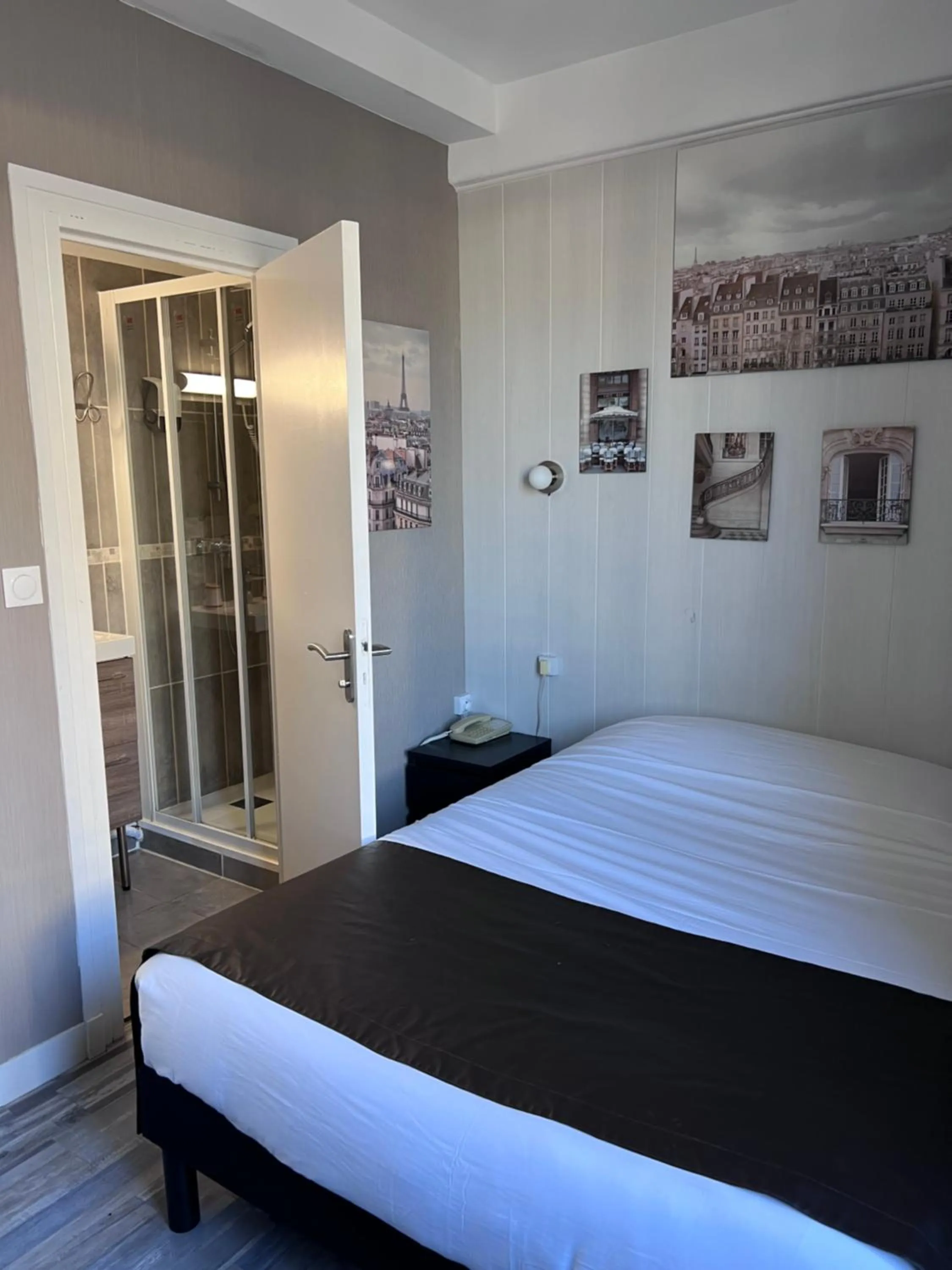 Shower, Bed in Hotel De l'Univers