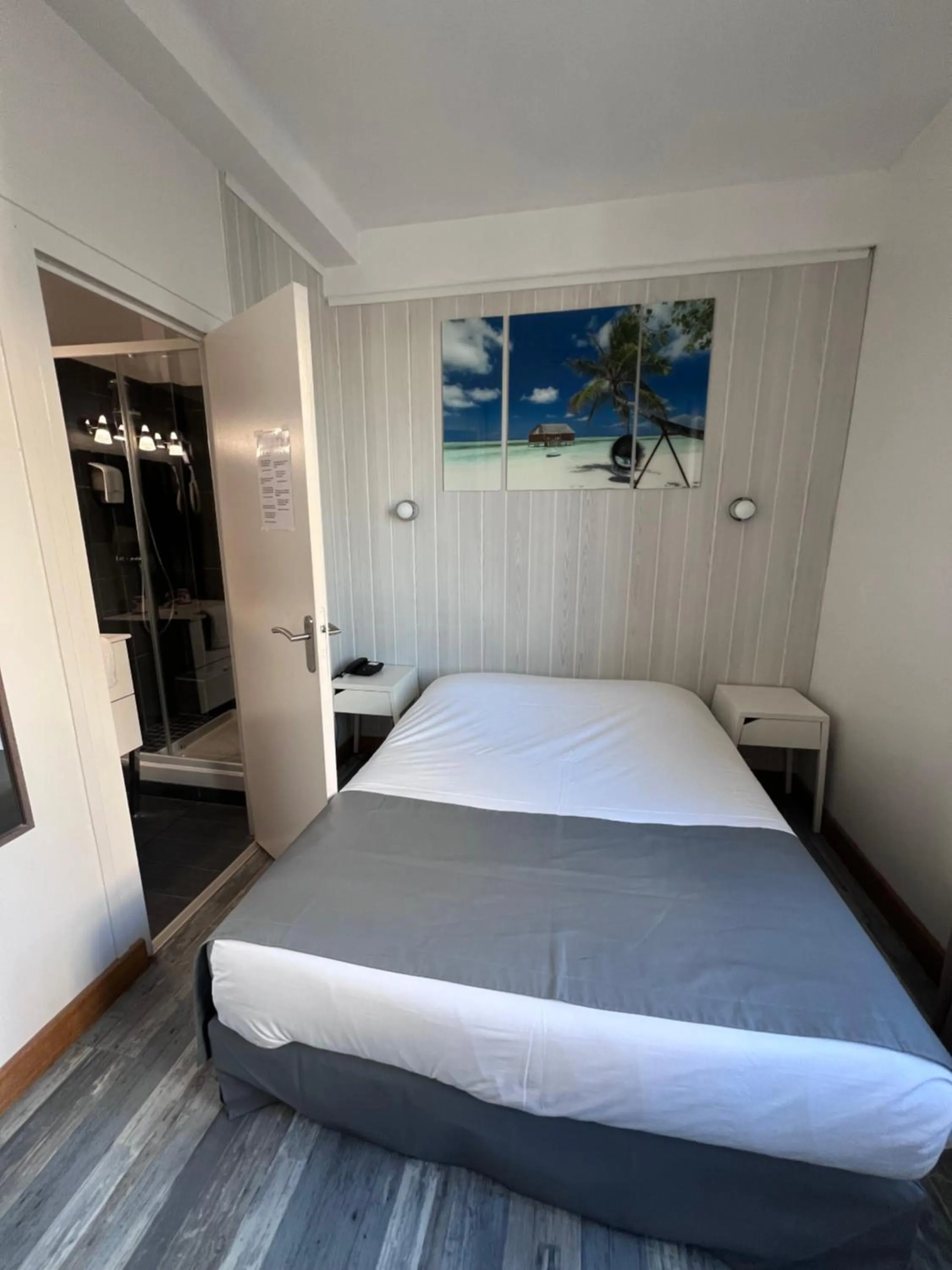 Shower, Bed in Hotel De l'Univers