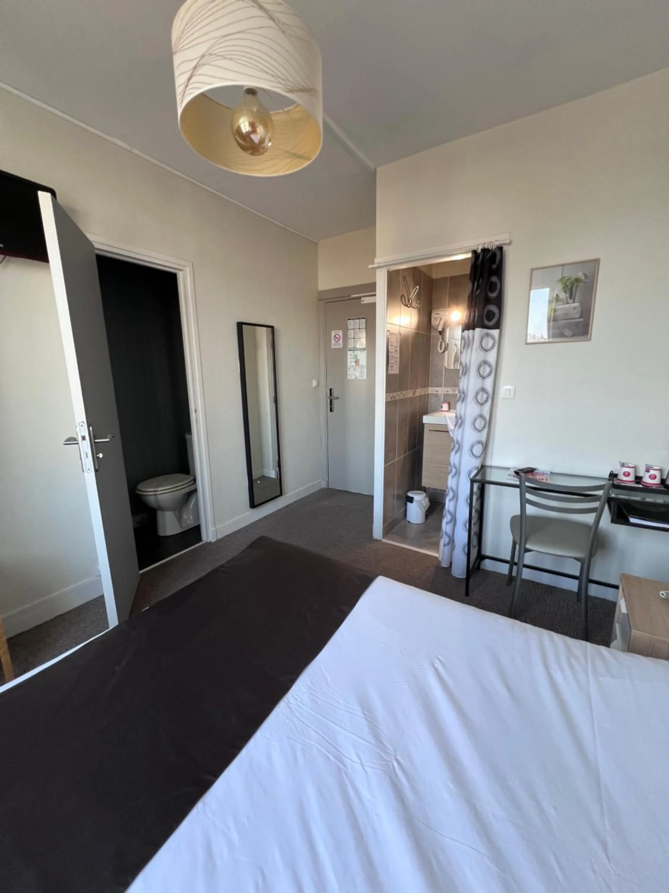 Shower, Bed in Hotel De l'Univers