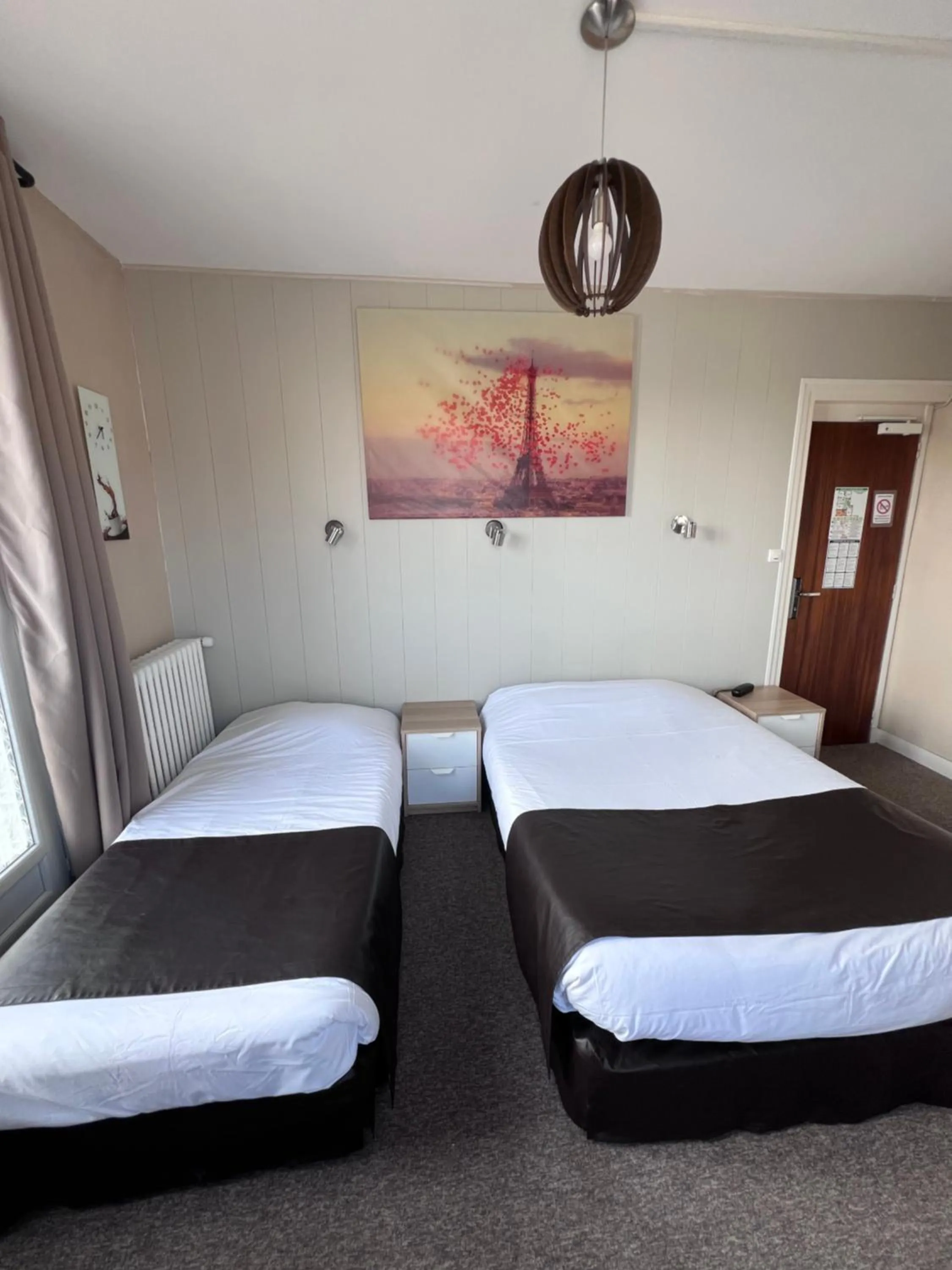 Photo of the whole room, Bed in Hotel De l'Univers