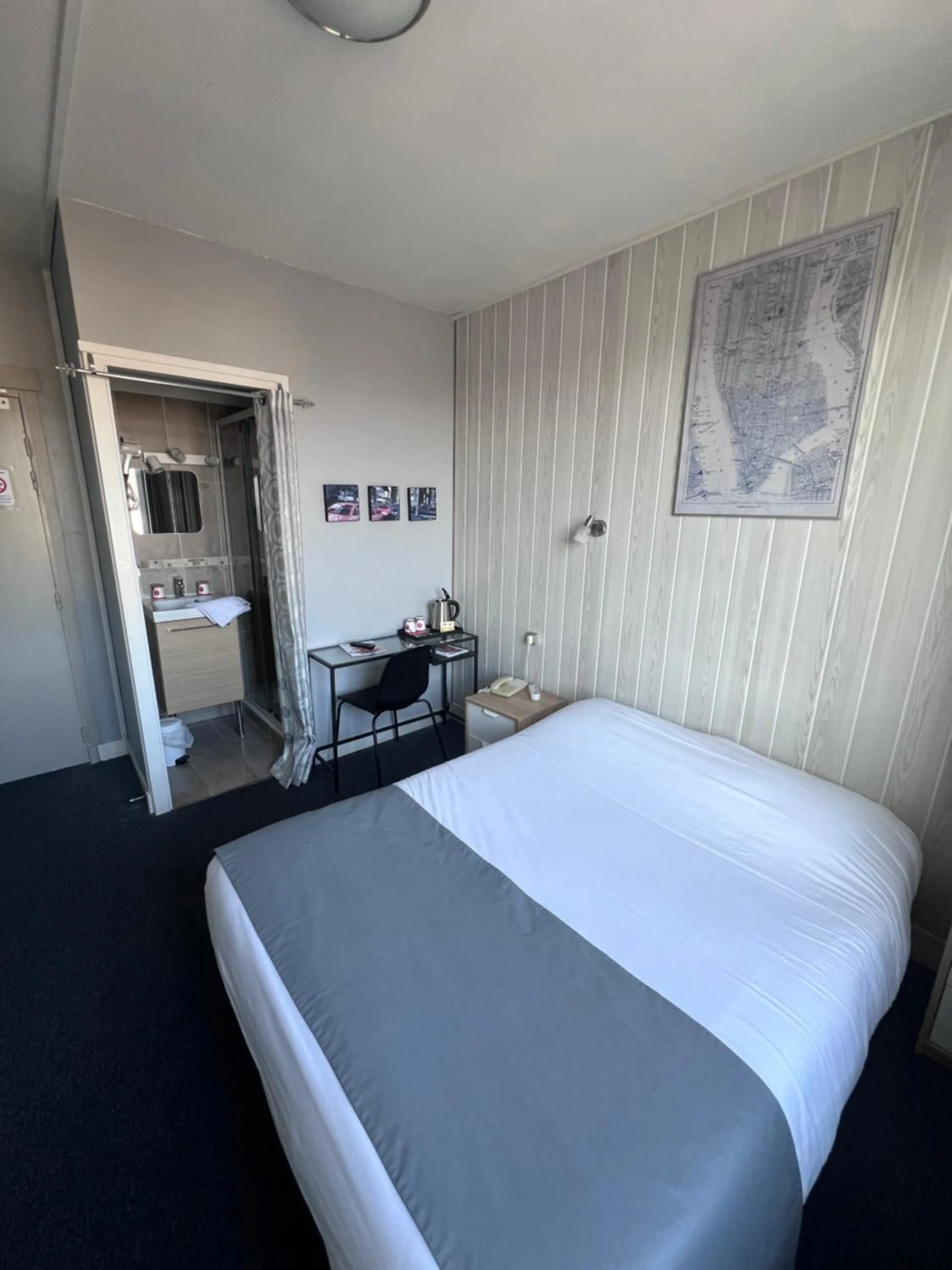 Shower, Bed in Hotel De l'Univers