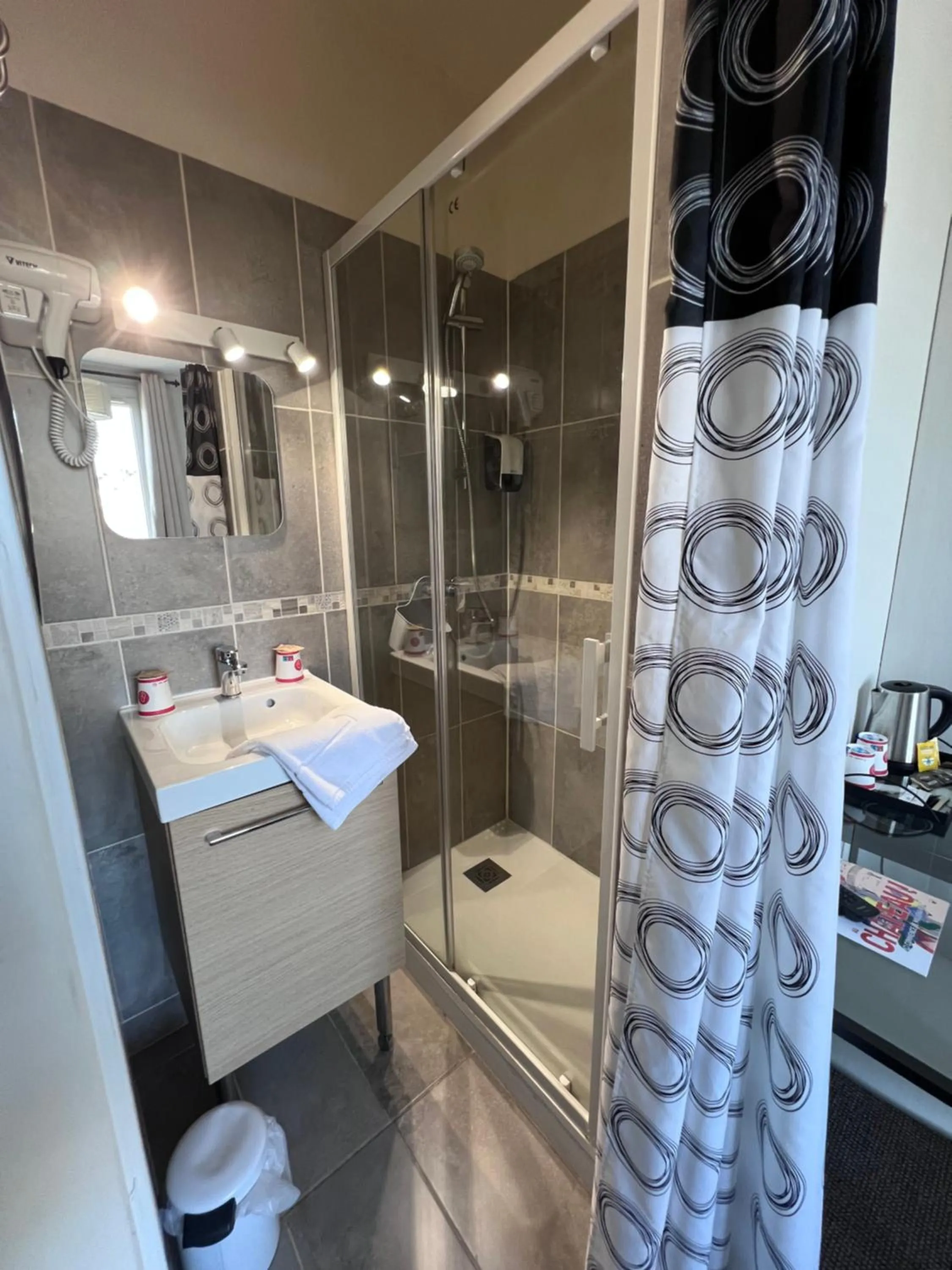 Shower in Hotel De l'Univers