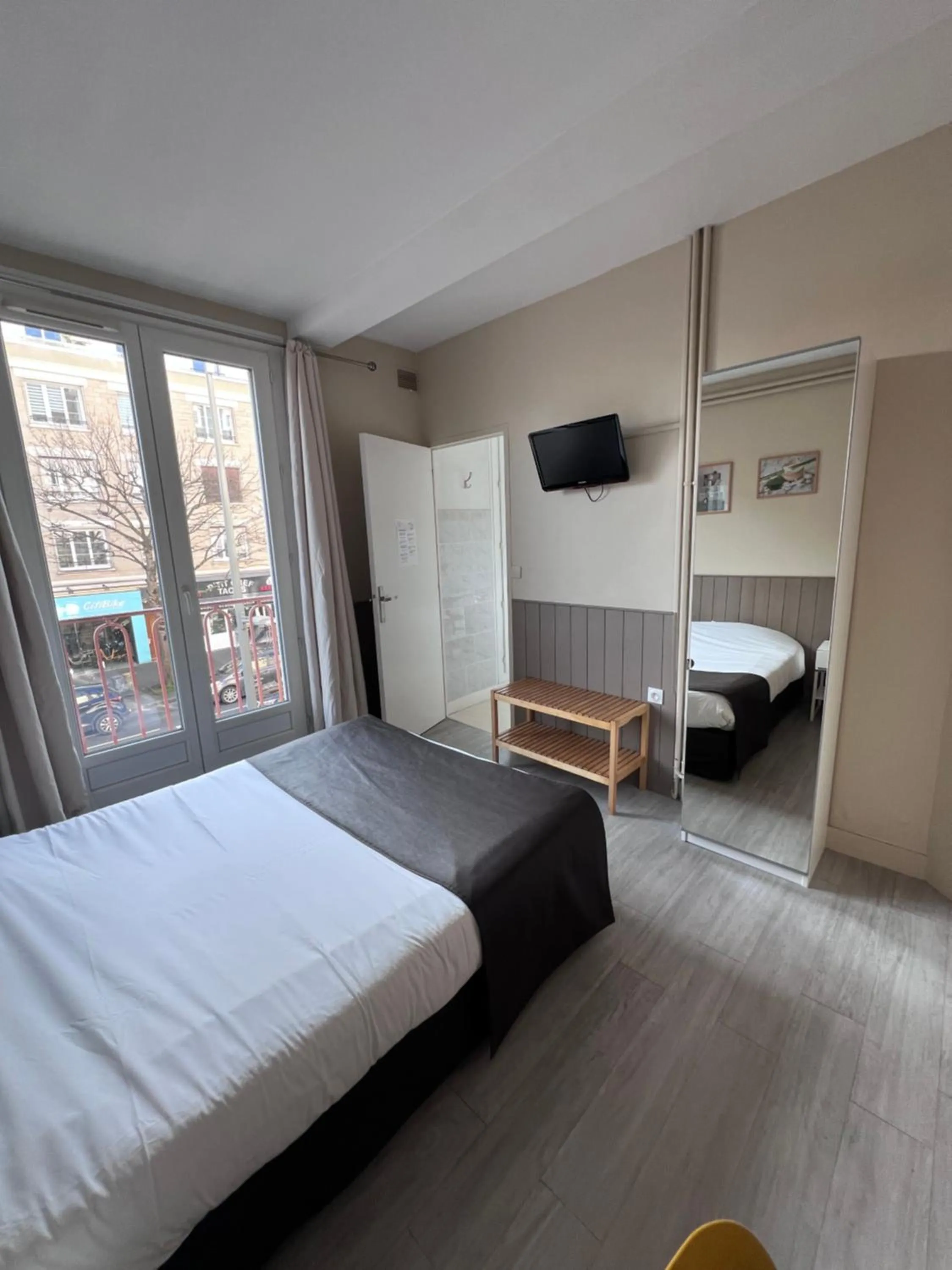 Photo of the whole room, Bed in Hotel De l'Univers