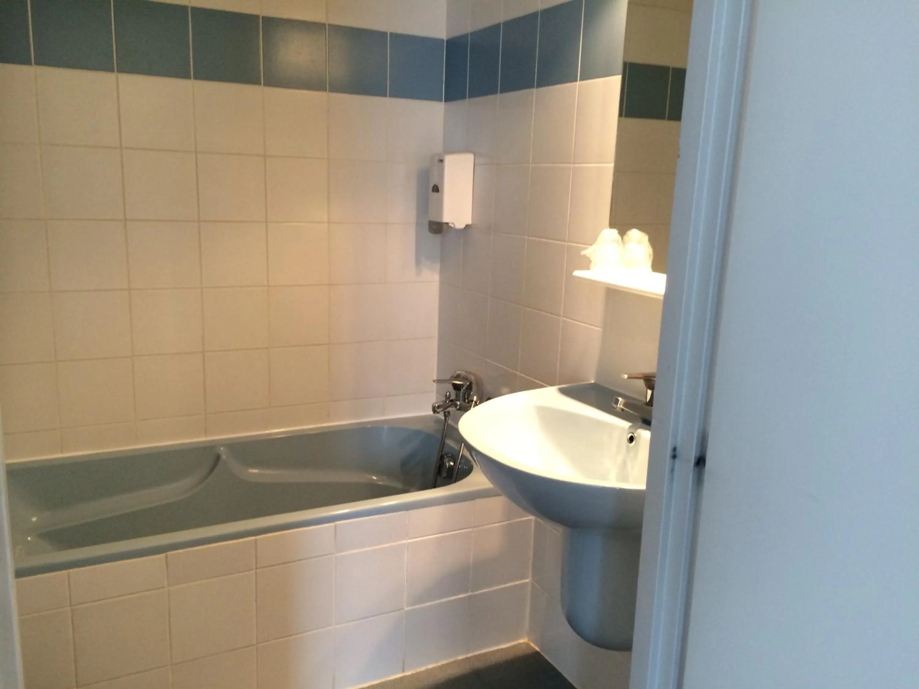 Bathroom in Hôtel-Restaurant Le Calice Du Gevaudan - A75