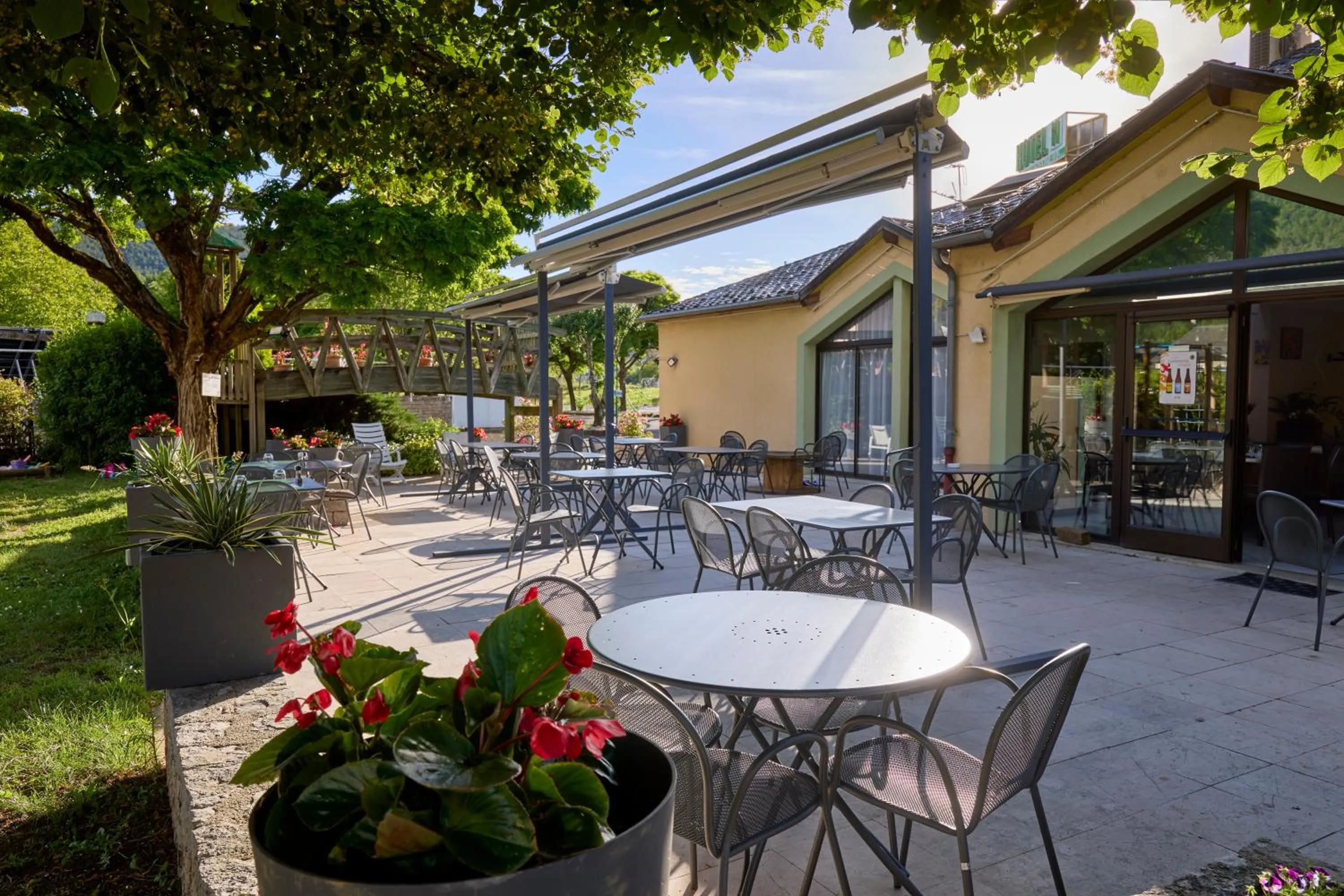 Patio in Hôtel-Restaurant Le Calice Du Gevaudan - A75