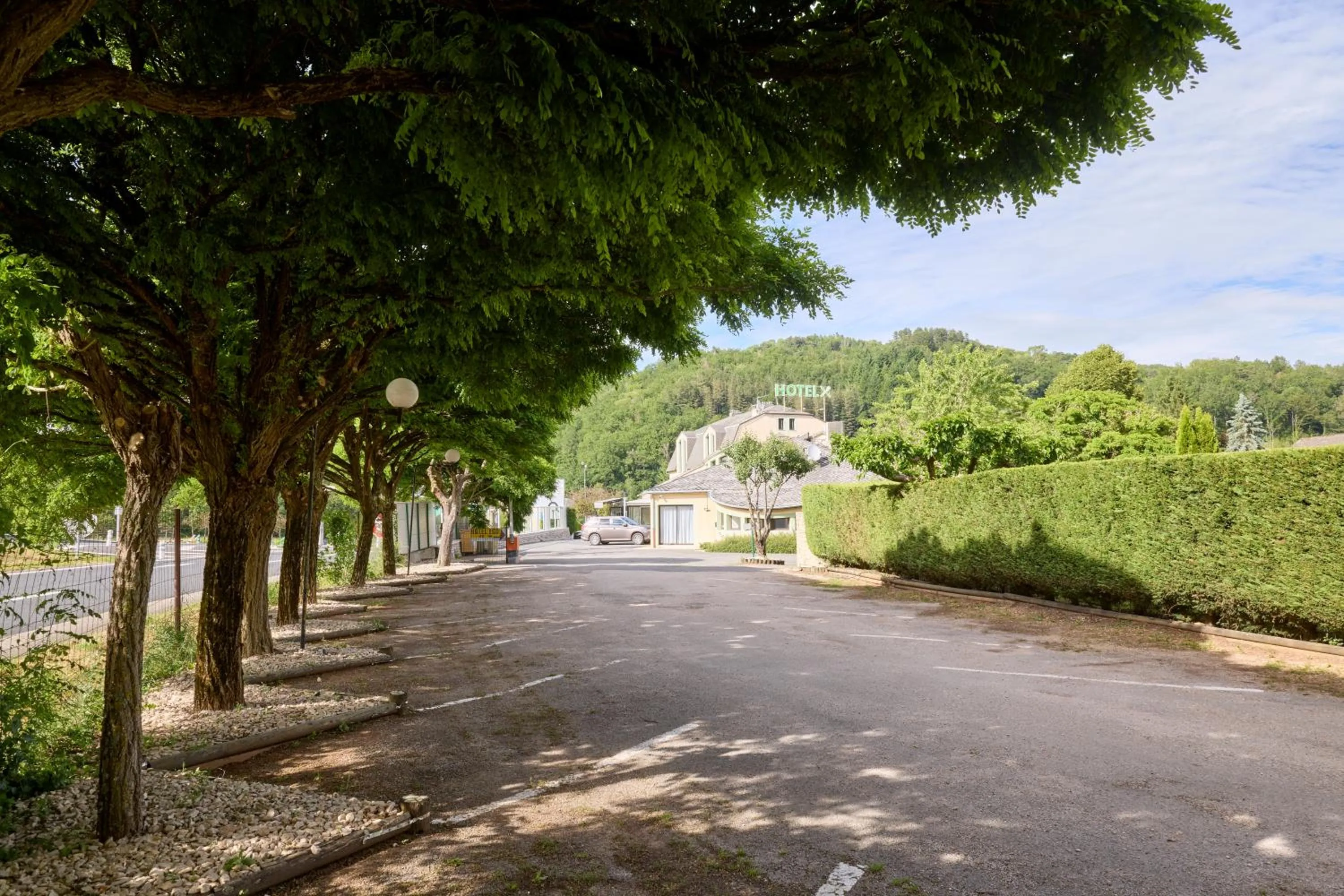 Parking in Hôtel-Restaurant Le Calice Du Gevaudan - A75