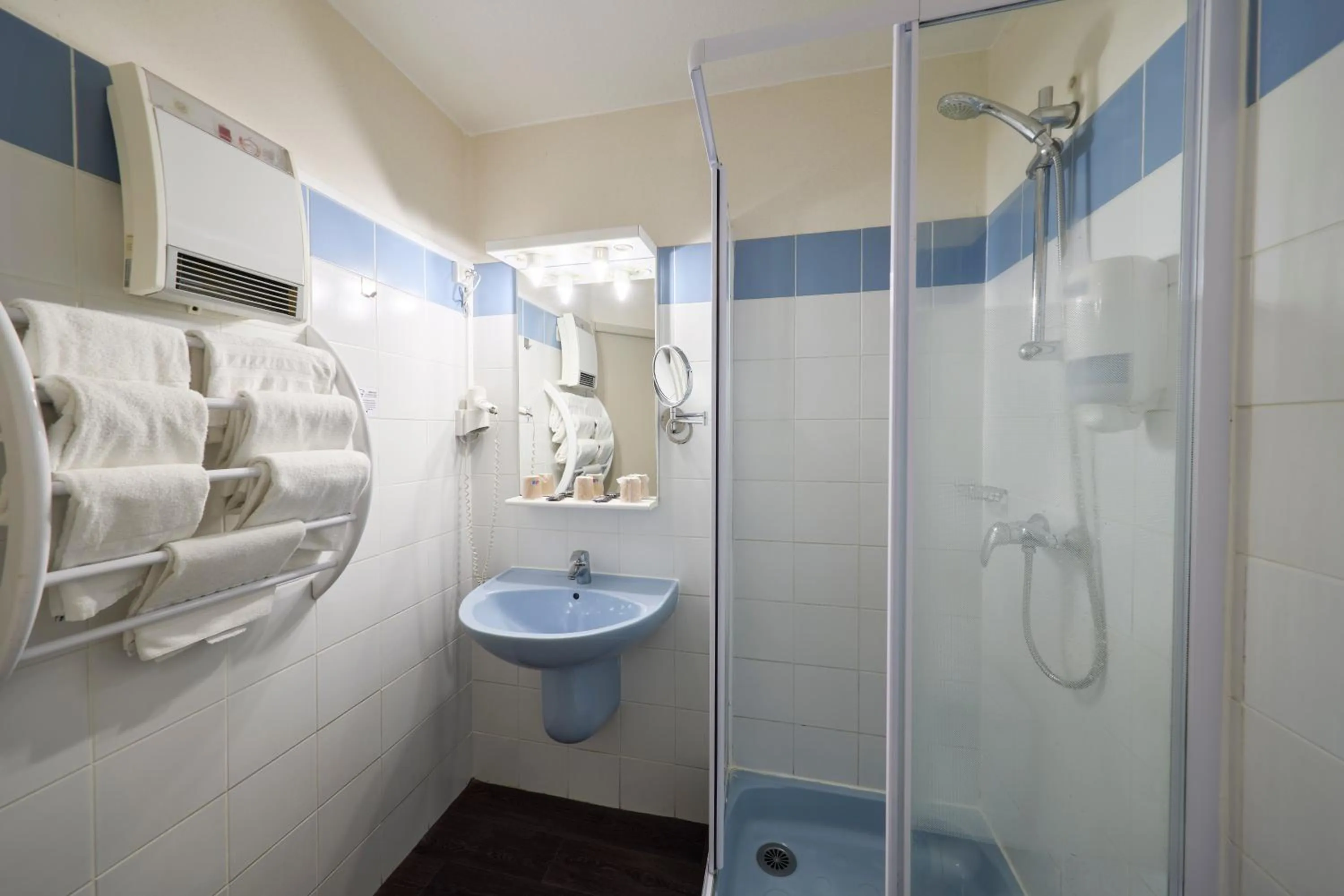 Bathroom in Hôtel-Restaurant Le Calice Du Gevaudan - A75