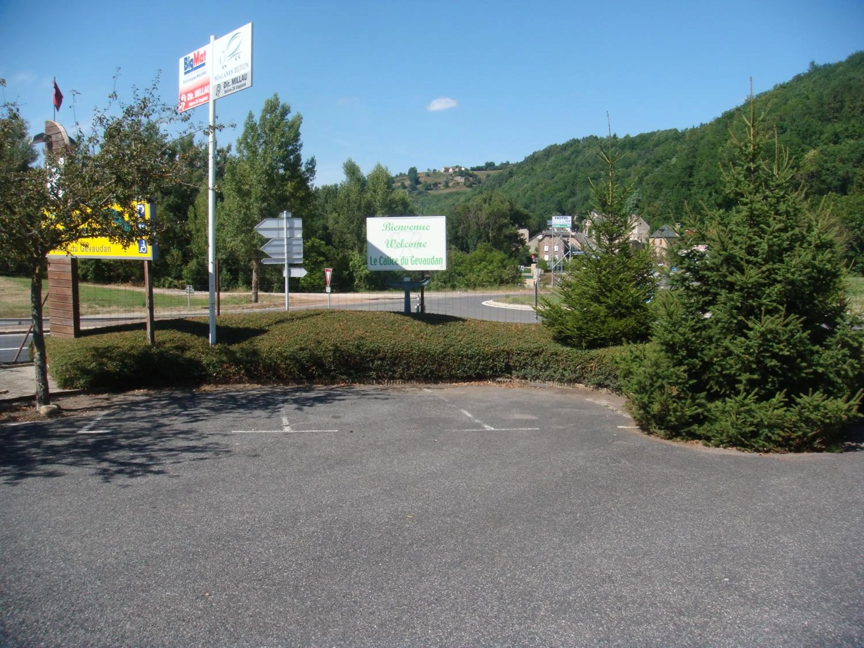 Facade/entrance in Hôtel-Restaurant Le Calice Du Gevaudan - A75