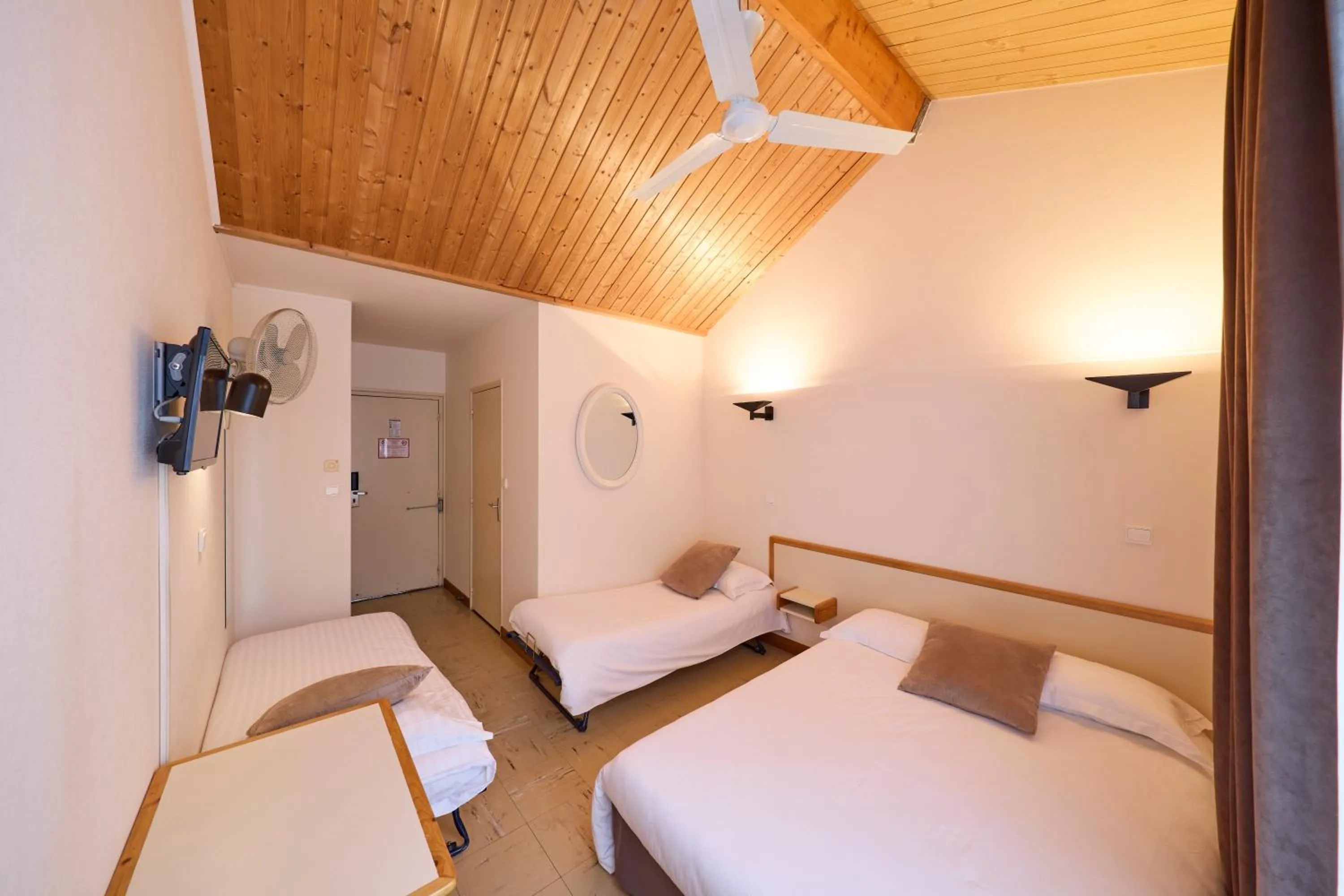 Photo of the whole room, Bed in Hôtel-Restaurant Le Calice Du Gevaudan - A75